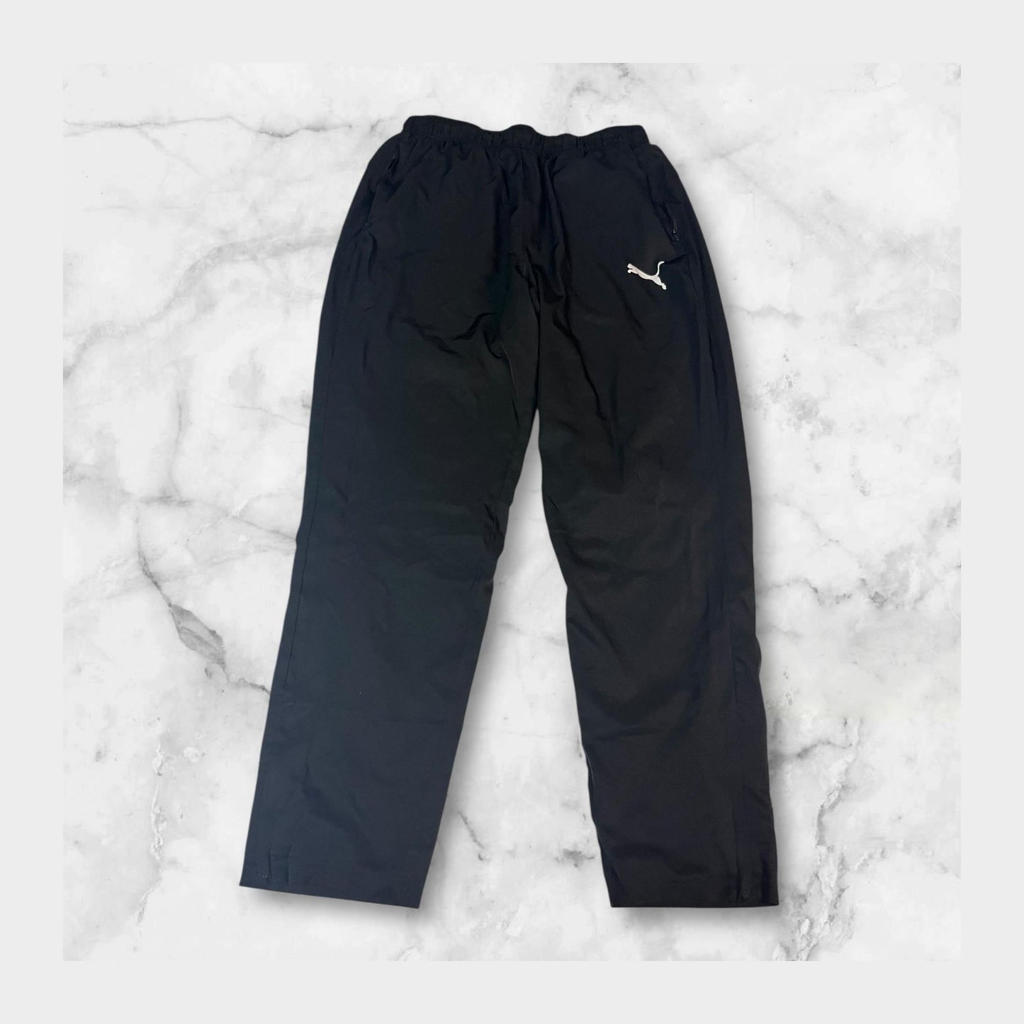 Entdecke unsere Vintage Track Pants von Nike und anderen Marken, erhältlich bei Valuxery.de - Dein Shop für trendige Vintage - Kleidung. Unsere Track Pants sind aus hochwertigen Materialien und