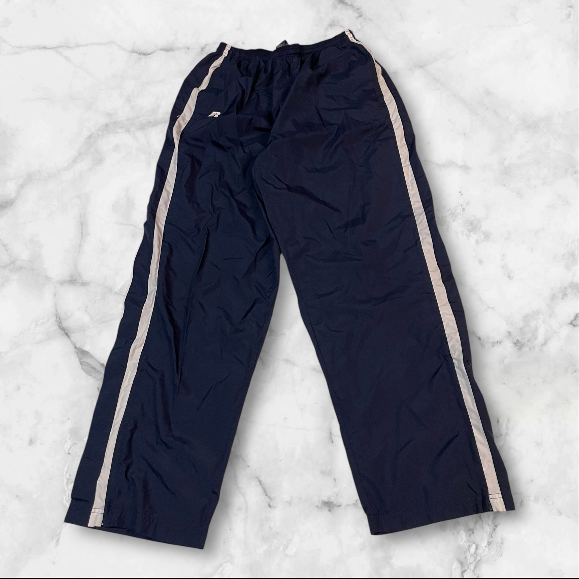Entdecke unsere Vintage Track Pants von Nike und anderen Marken, erhältlich bei Valuxery.de - Dein Shop für trendige Vintage - Kleidung. Unsere Track Pants sind aus hochwertigen Materialien und