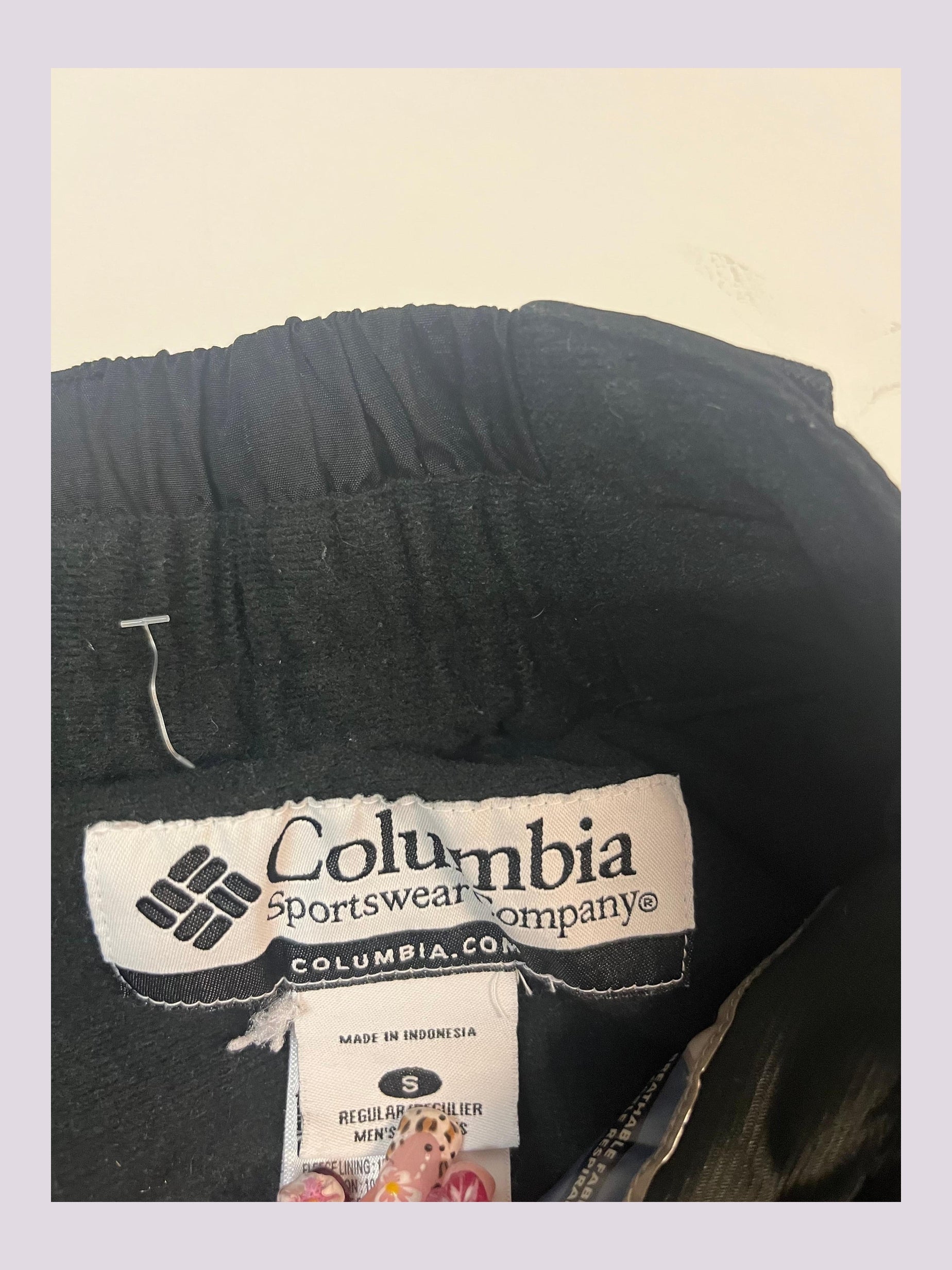 Entdecke unsere Vintage Track Pants von Nike und anderen Marken, erhältlich bei Valuxery.de - Dein Shop für trendige Vintage - Kleidung. Unsere Track Pants sind aus hochwertigen Materialien und