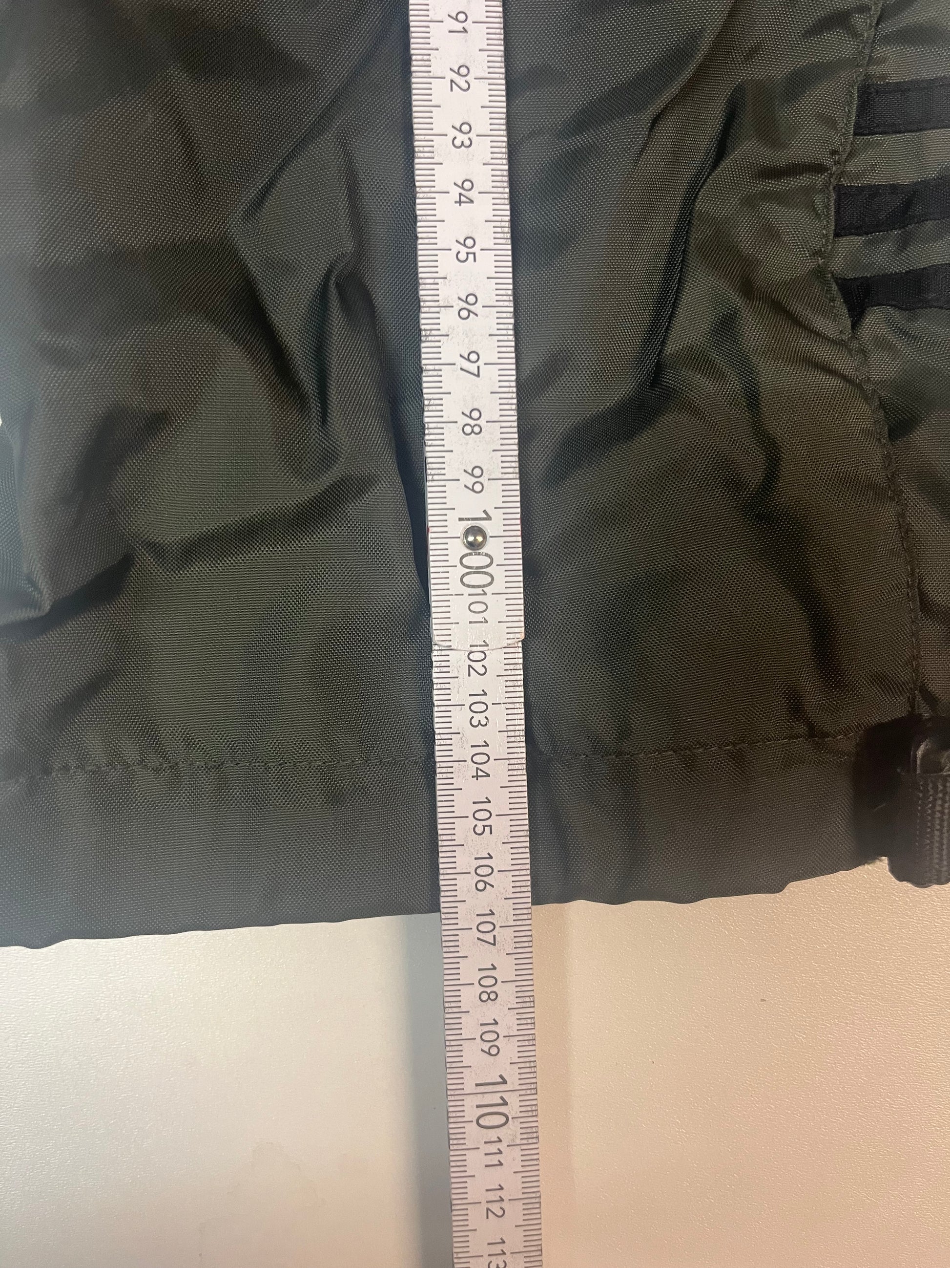 Entdecke unsere Vintage Track Pants von Nike und anderen Marken, erhältlich bei Valuxery.de - Dein Shop für trendige Vintage - Kleidung. Unsere Track Pants sind aus hochwertigen Materialien und