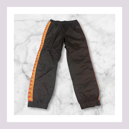 Entdecke unsere Vintage Track Pants von Nike und anderen Marken, erhältlich bei Valuxery.de - Dein Shop für trendige Vintage - Kleidung. Unsere Track Pants sind aus hochwertigen Materialien und