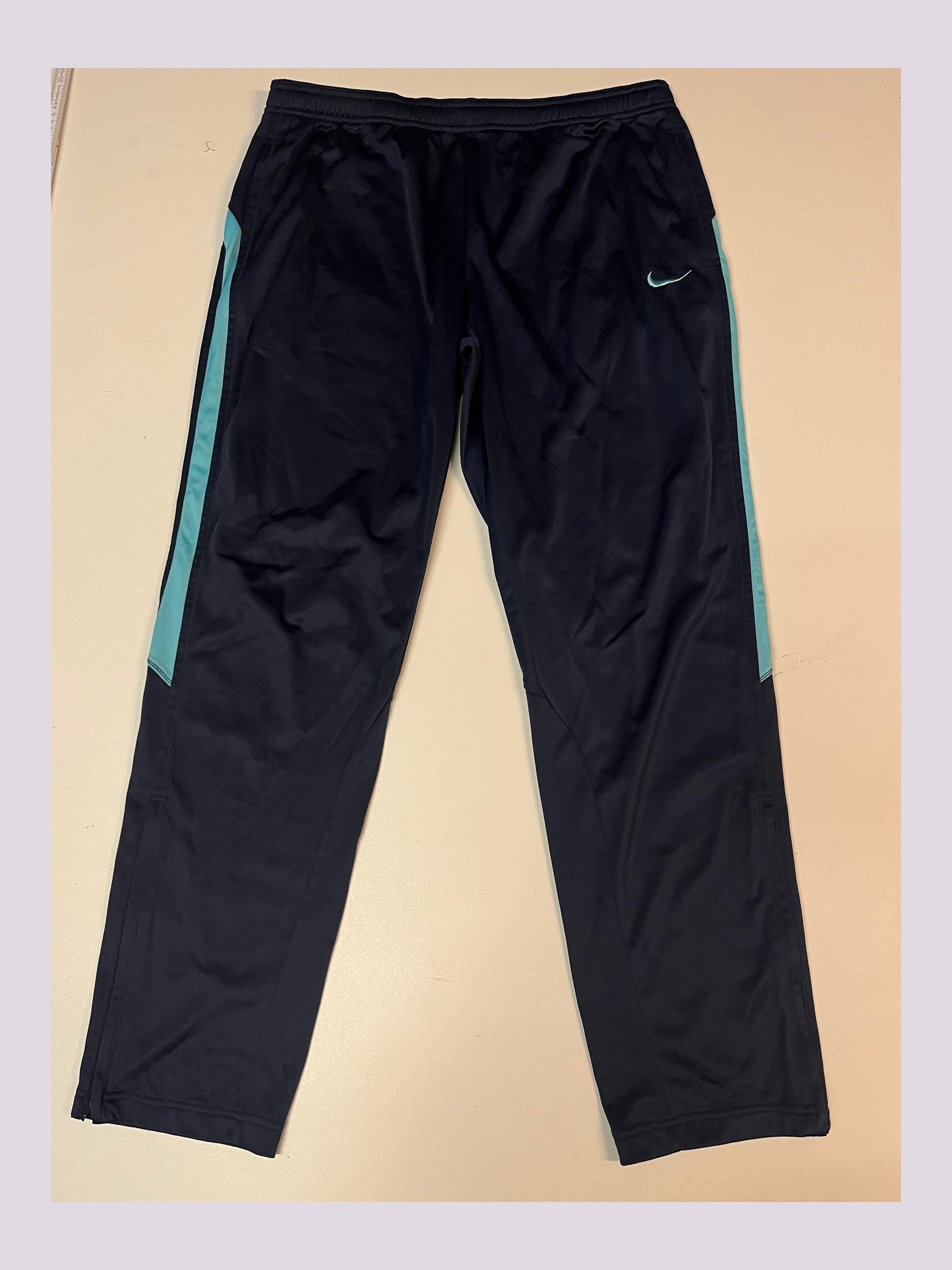 Entdecke unsere Vintage Track Pants von Nike und anderen Marken, erhältlich bei Valuxery.de - Dein Shop für trendige Vintage - Kleidung. Unsere Track Pants sind aus hochwertigen Materialien und
