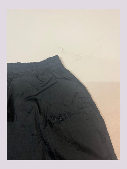 Entdecke unsere Vintage Track Pants von Nike und anderen Marken, erhältlich bei Valuxery.de - Dein Shop für trendige Vintage - Kleidung. Unsere Track Pants sind aus hochwertigen Materialien und