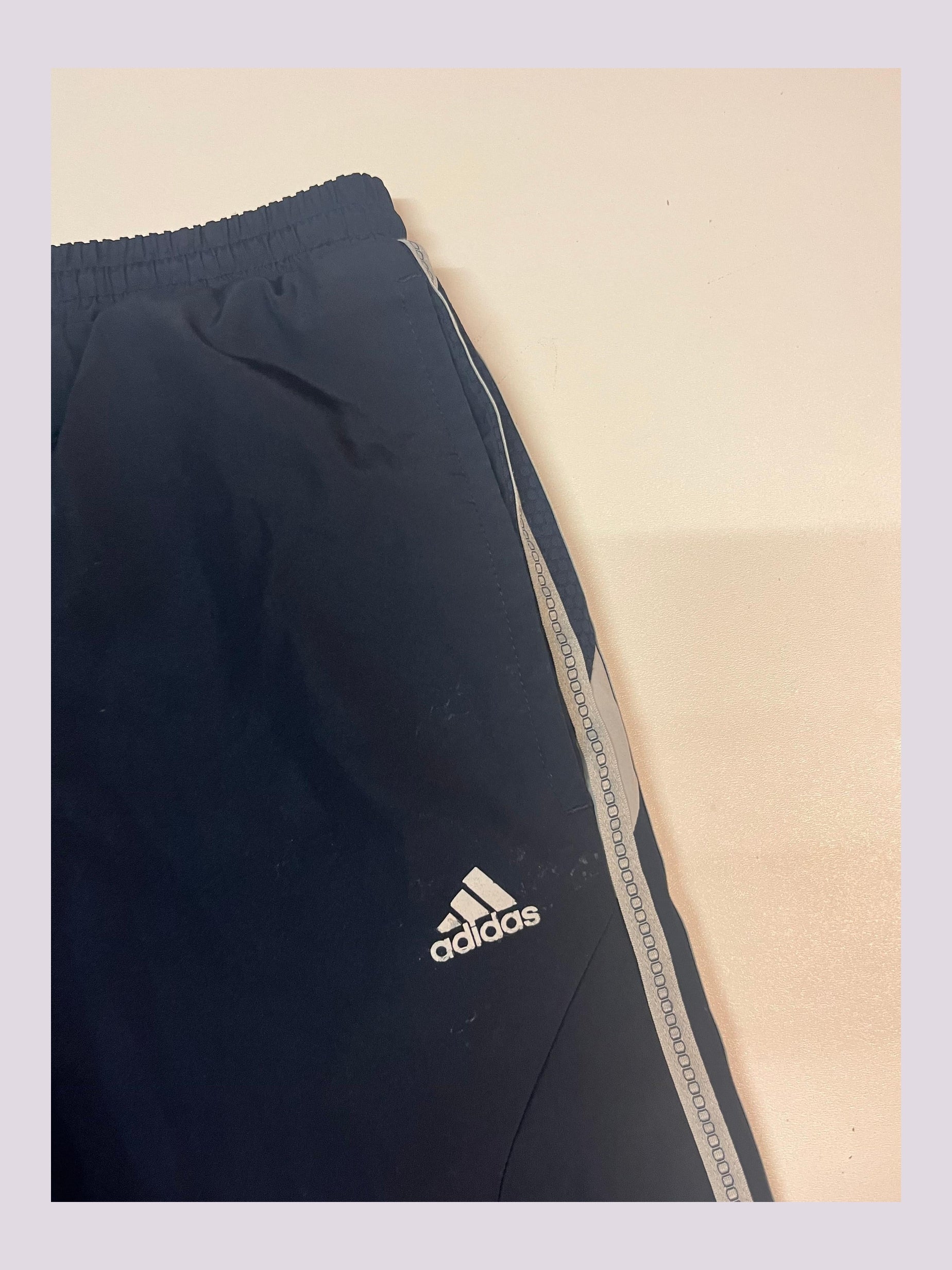 Entdecke unsere Vintage Track Pants von Nike und anderen Marken, erhältlich bei Valuxery.de - Dein Shop für trendige Vintage - Kleidung. Unsere Track Pants sind aus hochwertigen Materialien und