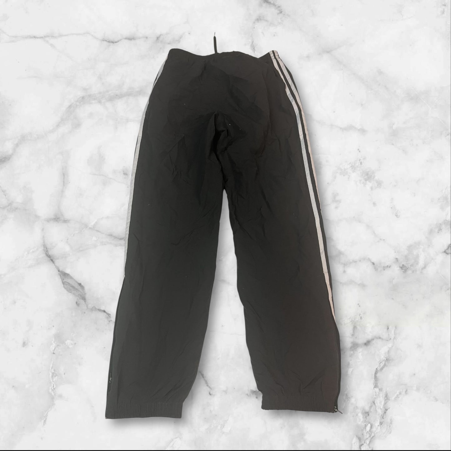Entdecke unsere Vintage Track Pants von Nike und anderen Marken, erhältlich bei Valuxery.de - Dein Shop für trendige Vintage - Kleidung. Unsere Track Pants sind aus hochwertigen Materialien und