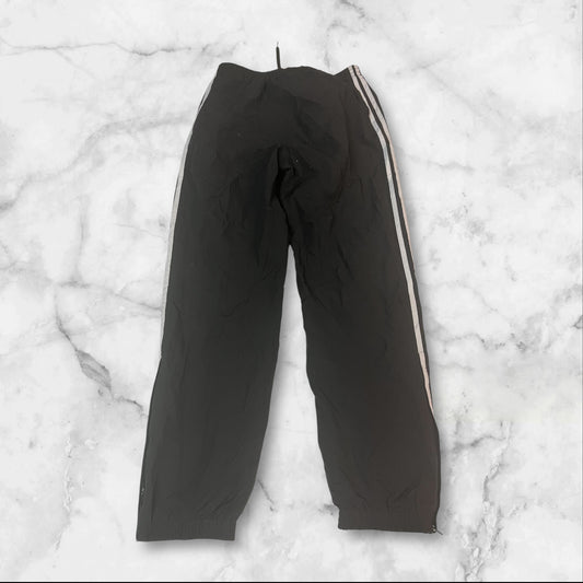 Entdecke unsere Vintage Track Pants von Nike und anderen Marken, erhältlich bei Valuxery.de - Dein Shop für trendige Vintage - Kleidung. Unsere Track Pants sind aus hochwertigen Materialien und