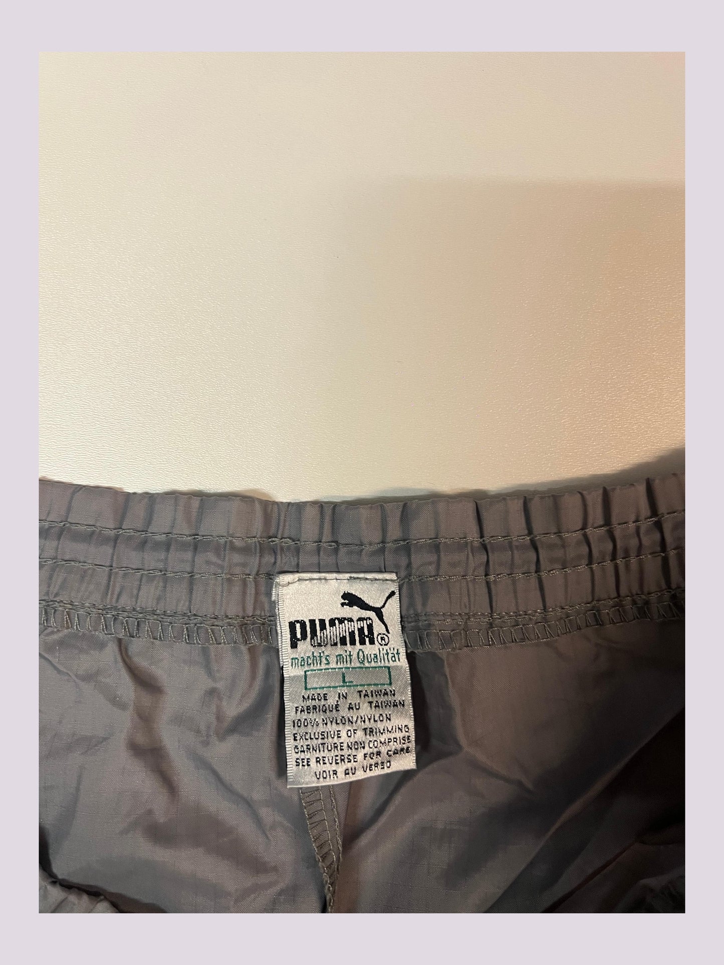 Entdecke unsere Vintage Track Pants von Nike und anderen Marken, erhältlich bei Valuxery.de - Dein Shop für trendige Vintage - Kleidung. Unsere Track Pants sind aus hochwertigen Materialien und
