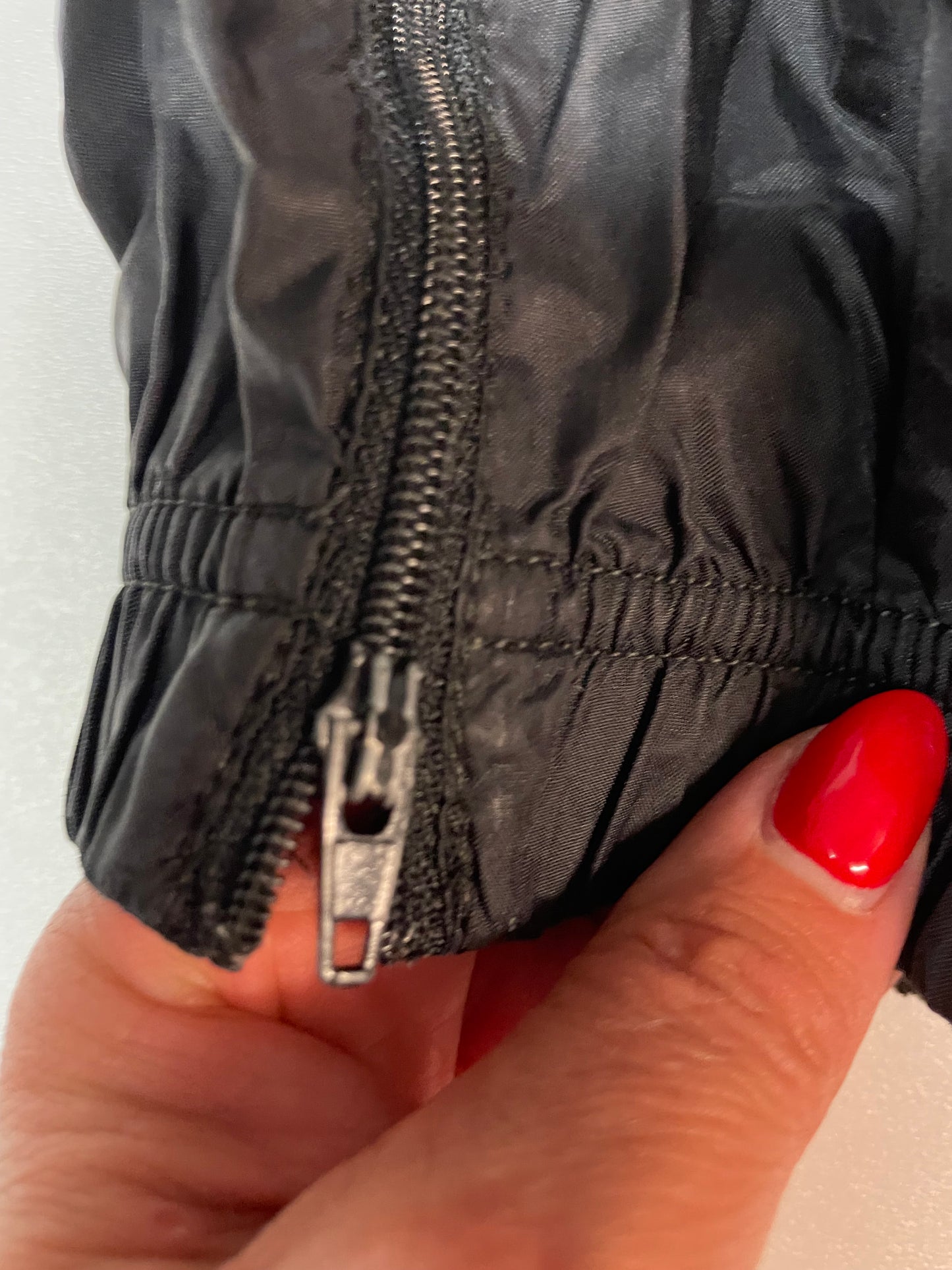 Entdecke unsere Vintage Track Pants von Nike und anderen Marken, erhältlich bei Valuxery.de - Dein Shop für trendige Vintage - Kleidung. Unsere Track Pants sind aus hochwertigen Materialien und