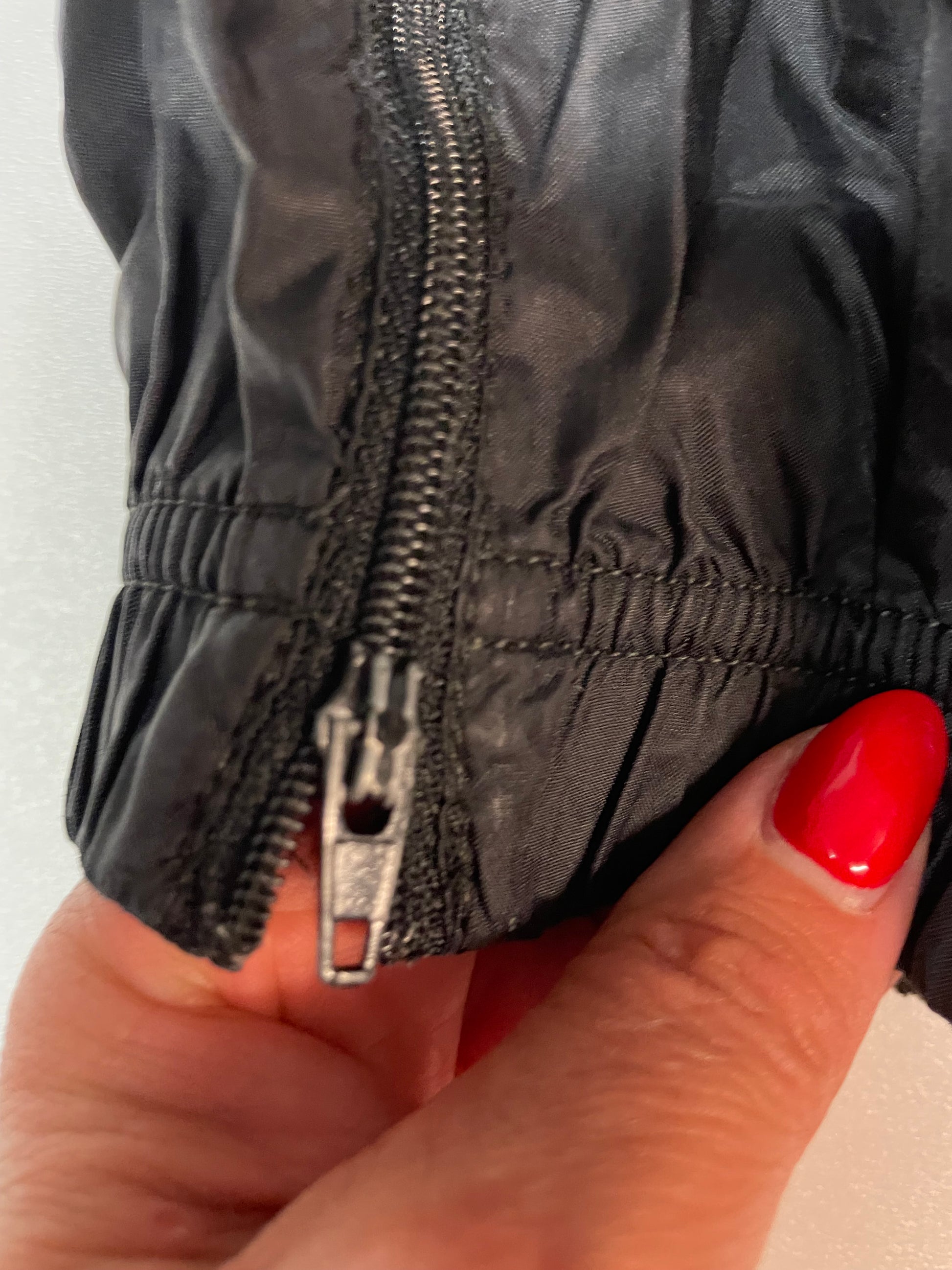 Entdecke unsere Vintage Track Pants von Nike und anderen Marken, erhältlich bei Valuxery.de - Dein Shop für trendige Vintage - Kleidung. Unsere Track Pants sind aus hochwertigen Materialien und