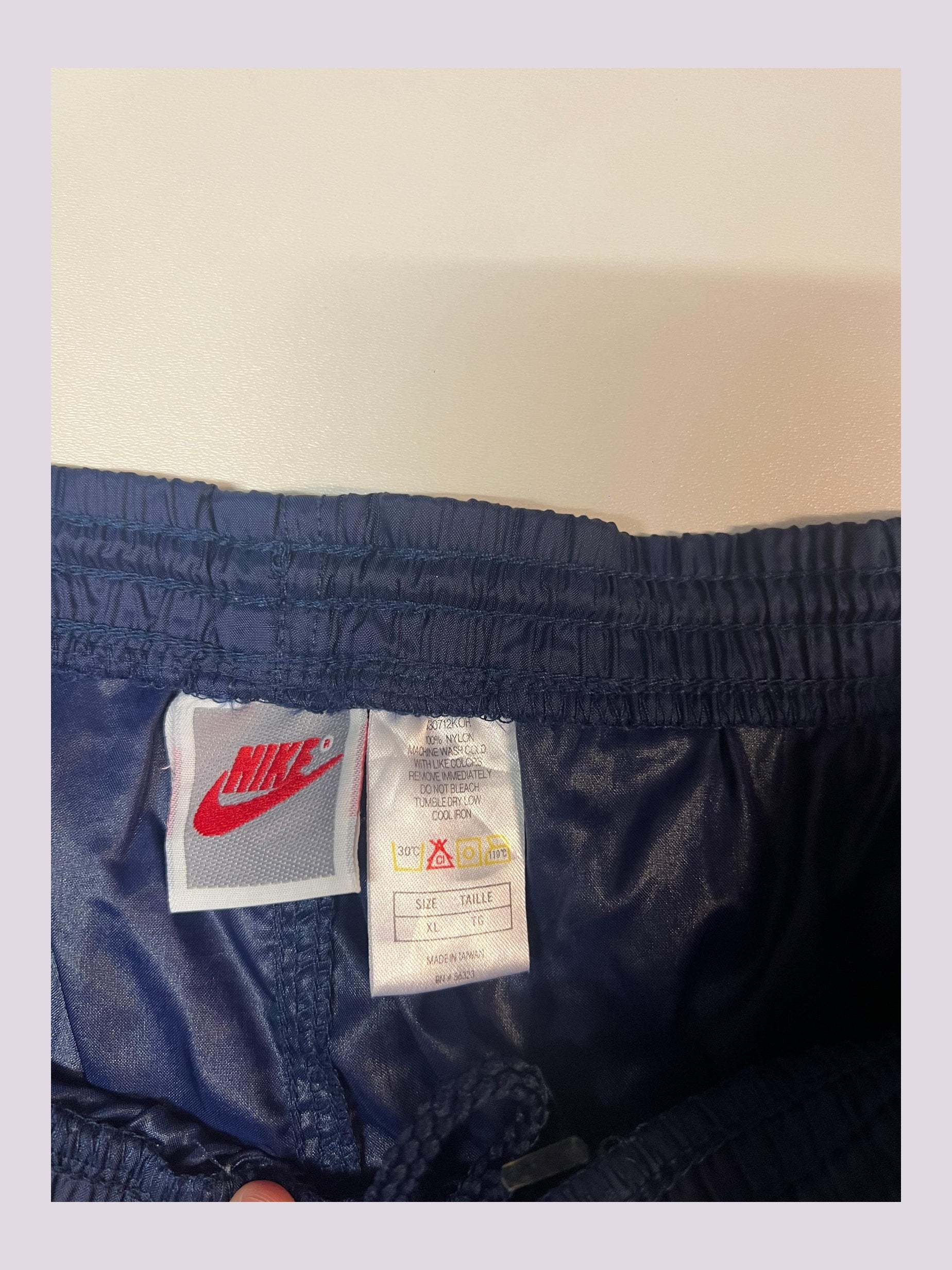 Entdecke unsere Vintage Track Pants von Nike und anderen Marken, erhältlich bei Valuxery.de - Dein Shop für trendige Vintage - Kleidung. Unsere Track Pants sind aus hochwertigen Materialien und