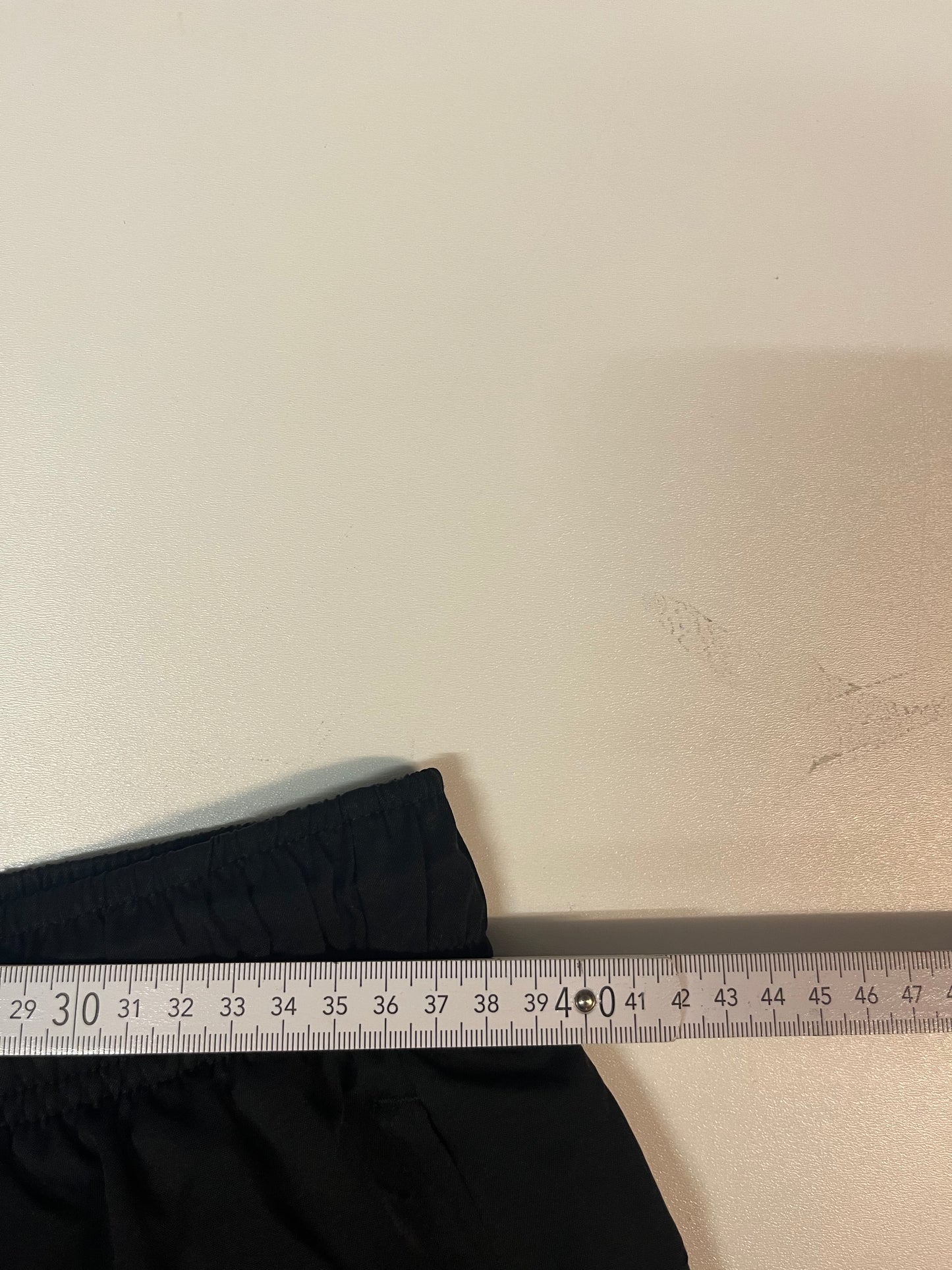 Entdecke unsere Vintage Track Pants von Nike und anderen Marken, erhältlich bei Valuxery.de - Dein Shop für trendige Vintage - Kleidung. Unsere Track Pants sind aus hochwertigen Materialien und