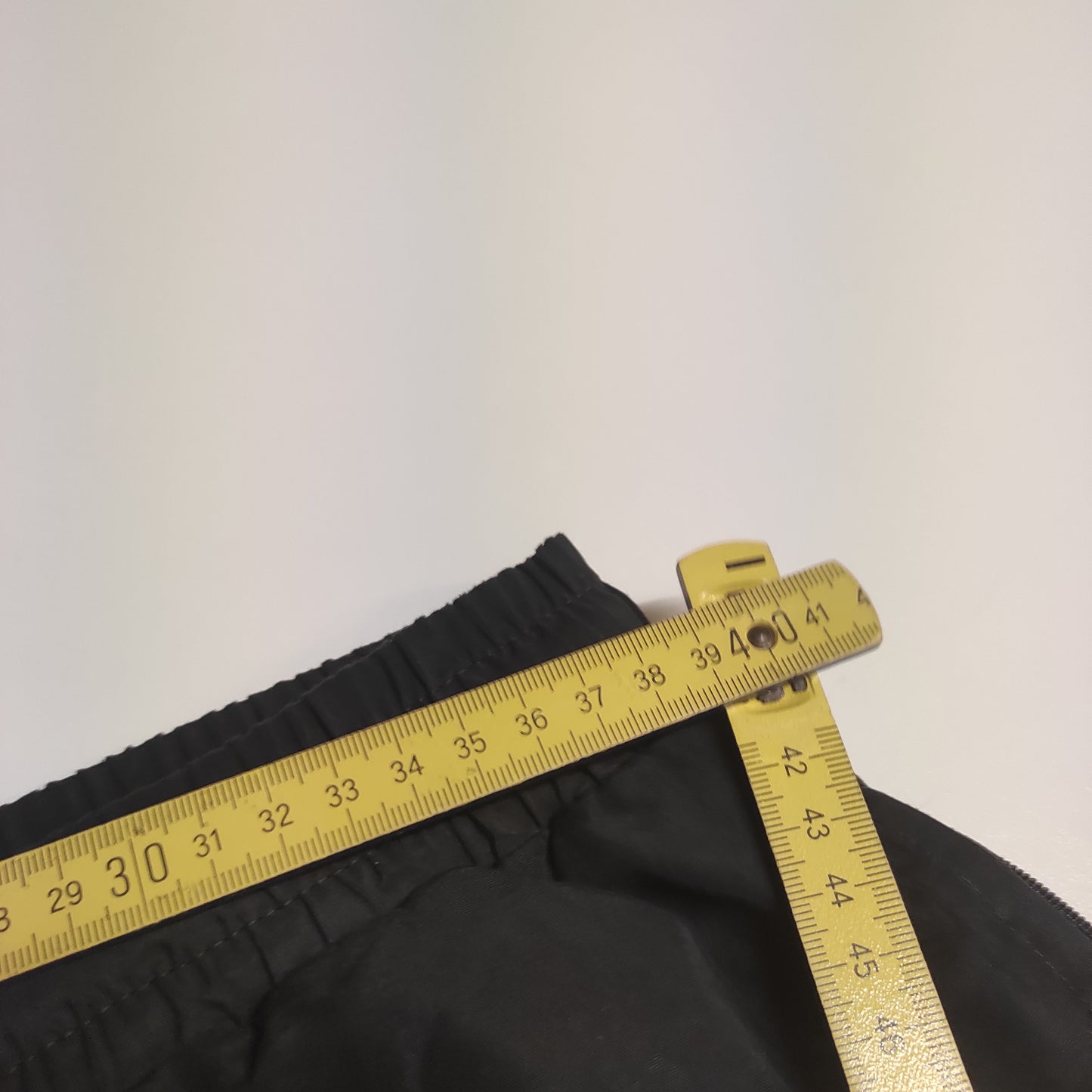 Entdecke unsere Vintage Track Pants von Nike und anderen Marken, erhältlich bei Valuxery.de - Dein Shop für trendige Vintage - Kleidung. Unsere Track Pants sind aus hochwertigen Materialien und