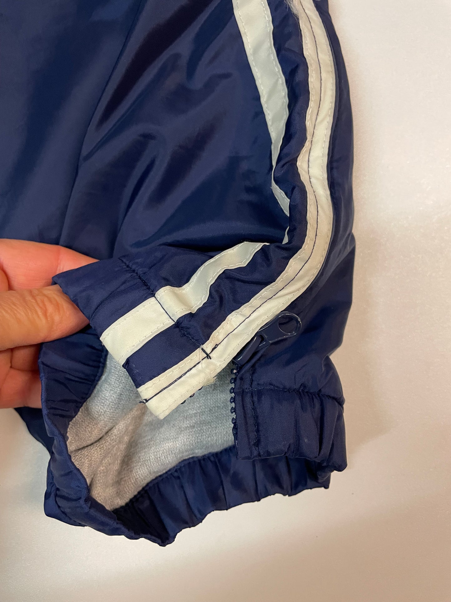 Entdecke unsere Vintage Track Pants von Nike und anderen Marken, erhältlich bei Valuxery.de - Dein Shop für trendige Vintage - Kleidung. Unsere Track Pants sind aus hochwertigen Materialien und