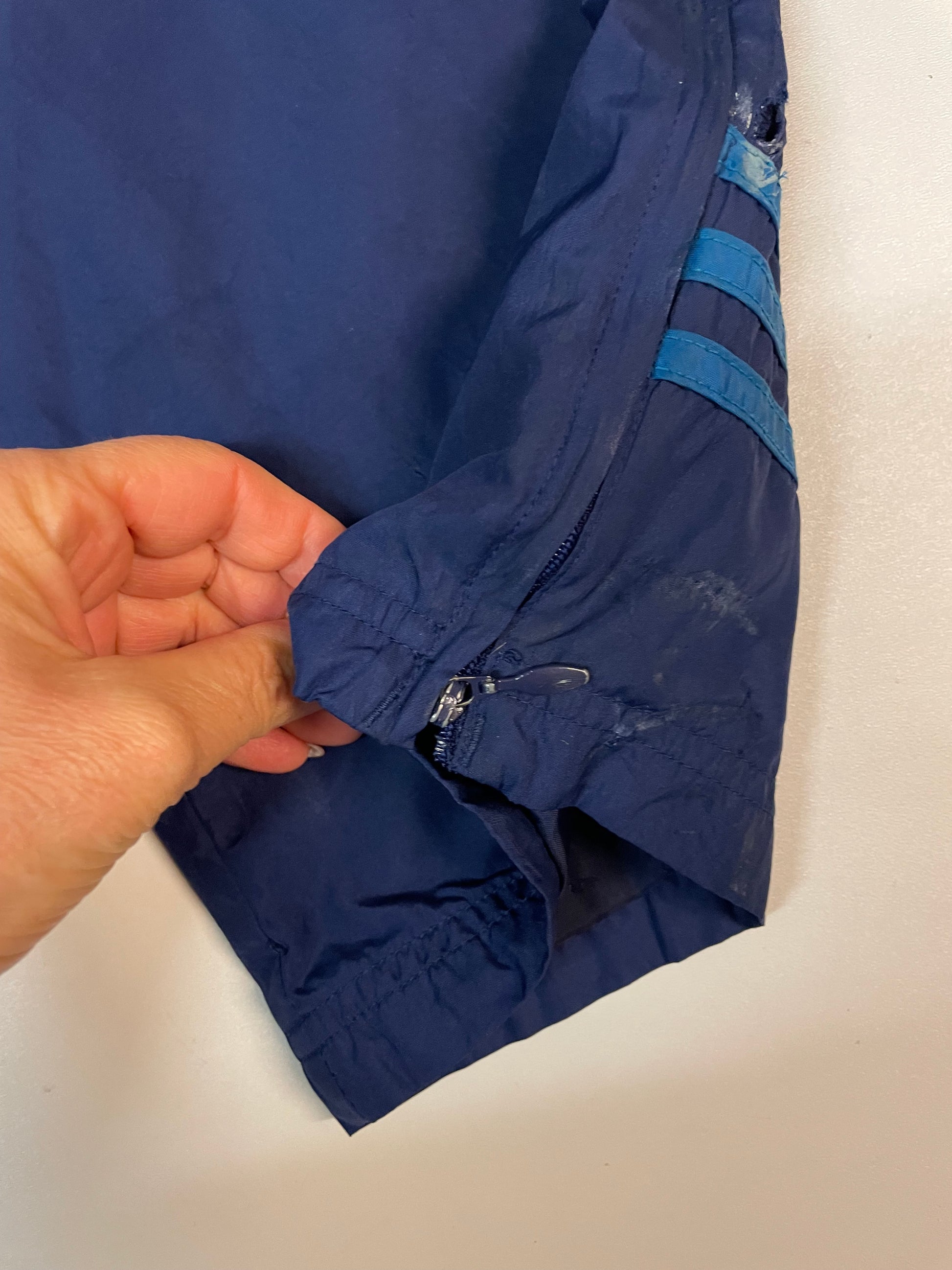 Entdecke unsere Vintage Track Pants von Nike und anderen Marken, erhältlich bei Valuxery.de - Dein Shop für trendige Vintage - Kleidung. Unsere Track Pants sind aus hochwertigen Materialien und