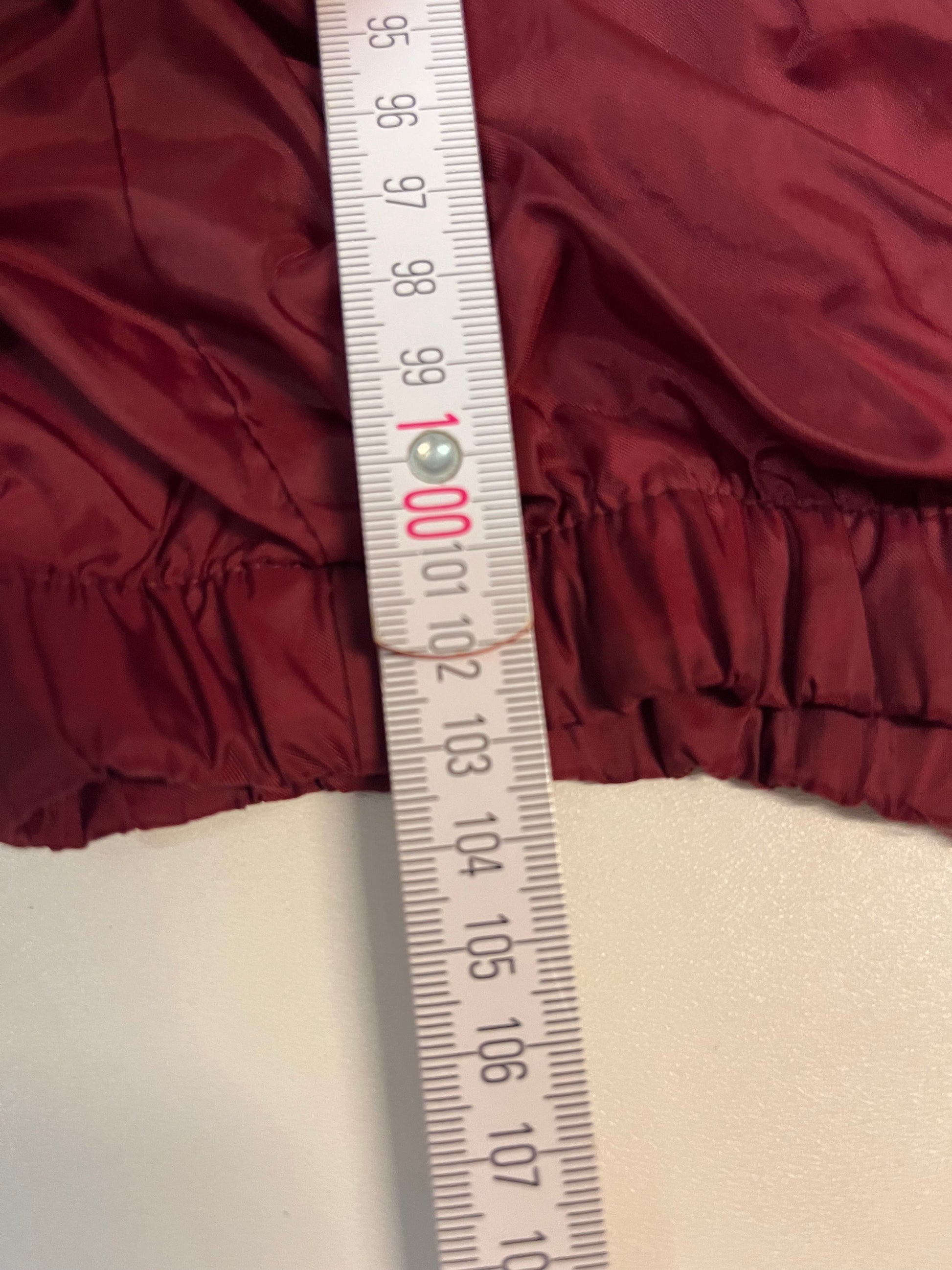 Entdecke unsere Vintage Track Pants von Nike und anderen Marken, erhältlich bei Valuxery.de - Dein Shop für trendige Vintage - Kleidung. Unsere Track Pants sind aus hochwertigen Materialien und