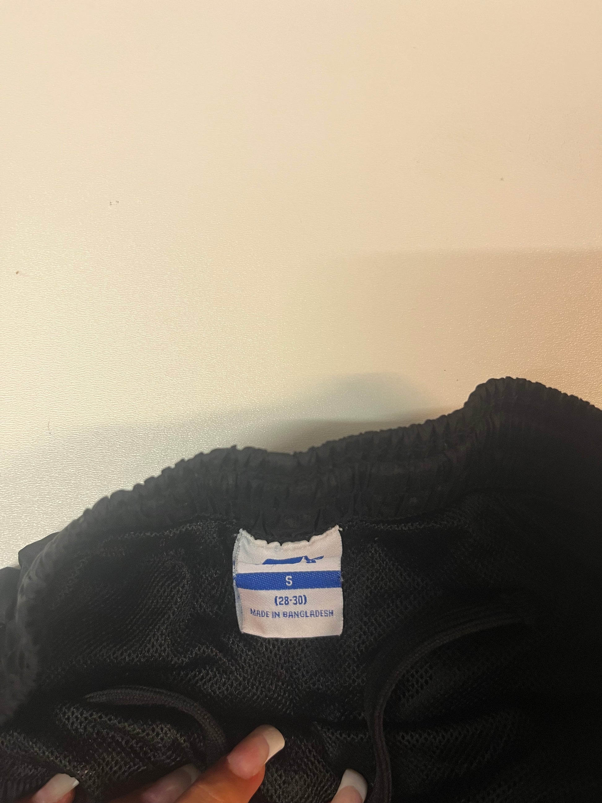 Entdecke unsere Vintage Track Pants von Nike und anderen Marken, erhältlich bei Valuxery.de - Dein Shop für trendige Vintage - Kleidung. Unsere Track Pants sind aus hochwertigen Materialien und