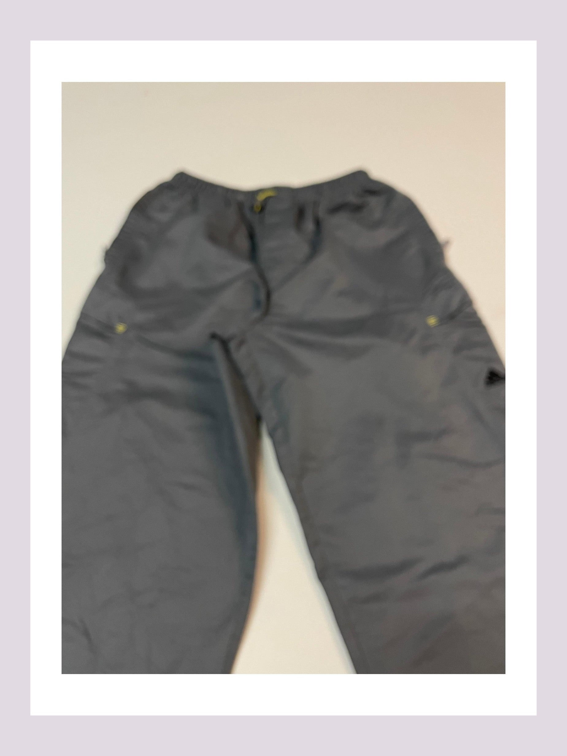 Entdecke unsere Vintage Track Pants von Nike und anderen Marken, erhältlich bei Valuxery.de - Dein Shop für trendige Vintage - Kleidung. Unsere Track Pants sind aus hochwertigen Materialien und