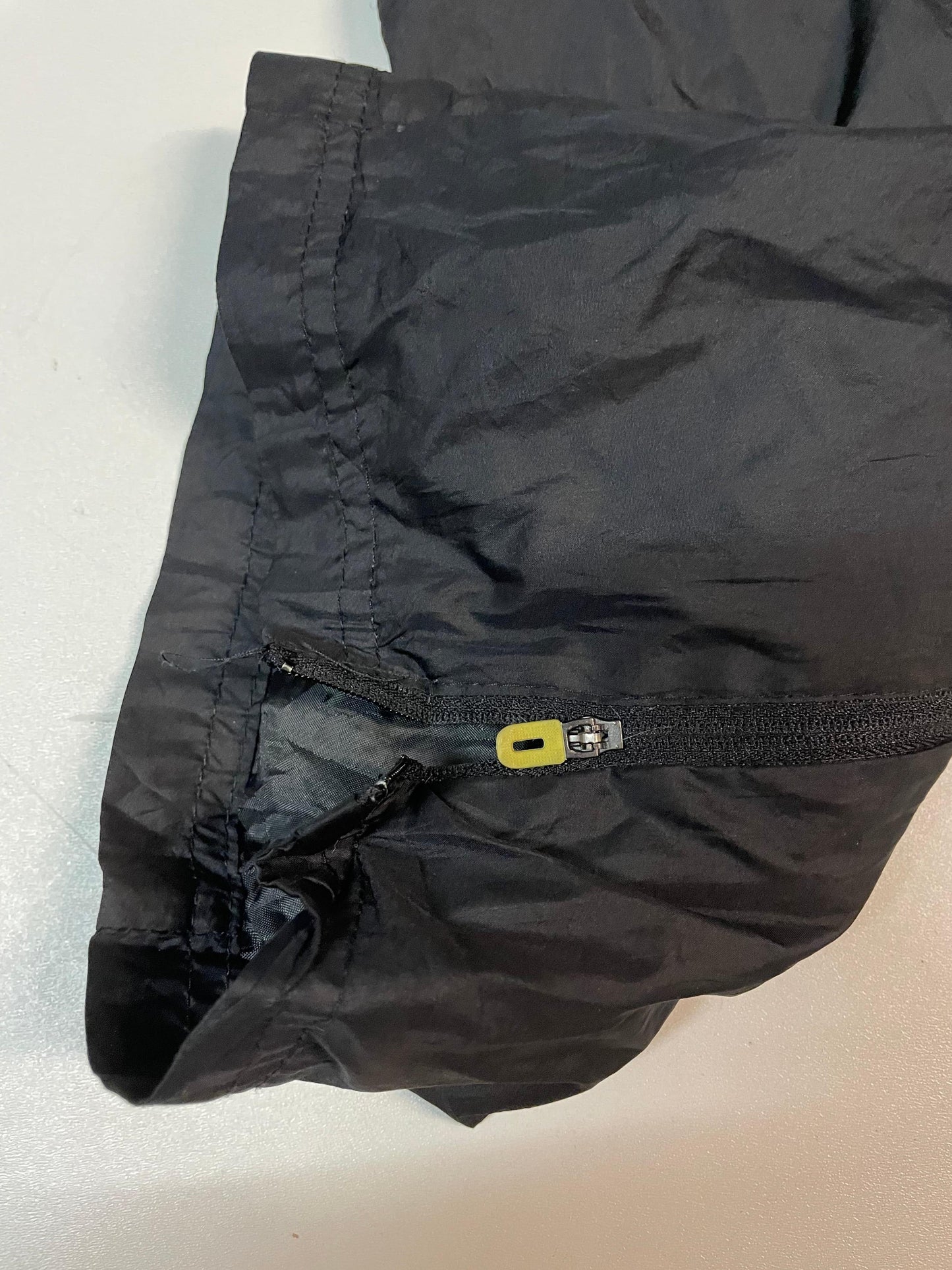 Entdecke unsere Vintage Track Pants von Nike und anderen Marken, erhältlich bei Valuxery.de - Dein Shop für trendige Vintage - Kleidung. Unsere Track Pants sind aus hochwertigen Materialien und