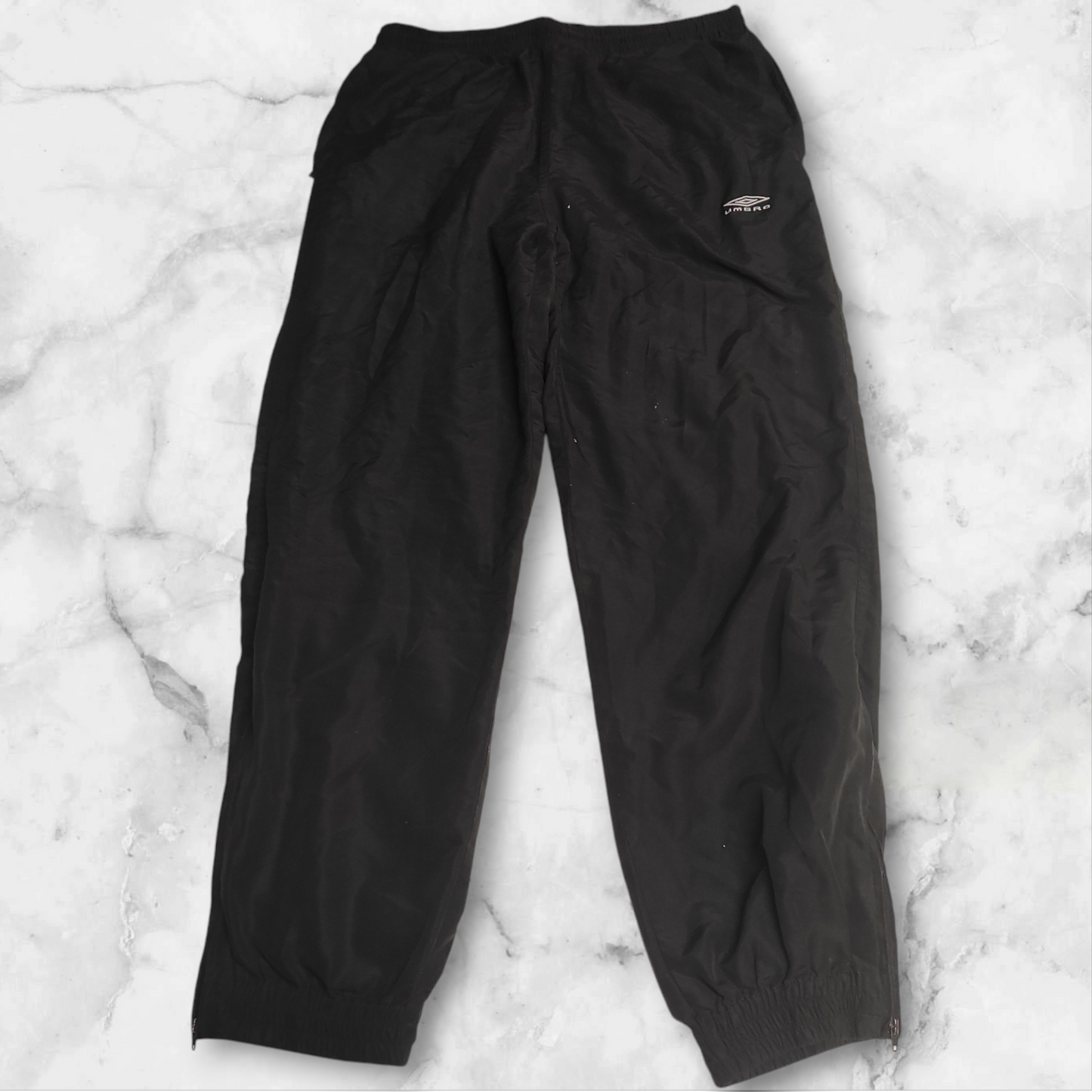 Entdecke unsere Vintage Track Pants von Nike und anderen Marken, erhältlich bei Valuxery.de - Dein Shop für trendige Vintage - Kleidung. Unsere Track Pants sind aus hochwertigen Materialien und