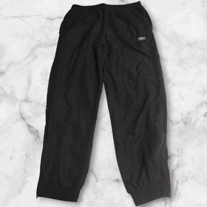 Entdecke unsere Vintage Track Pants von Nike und anderen Marken, erhältlich bei Valuxery.de - Dein Shop für trendige Vintage - Kleidung. Unsere Track Pants sind aus hochwertigen Materialien und