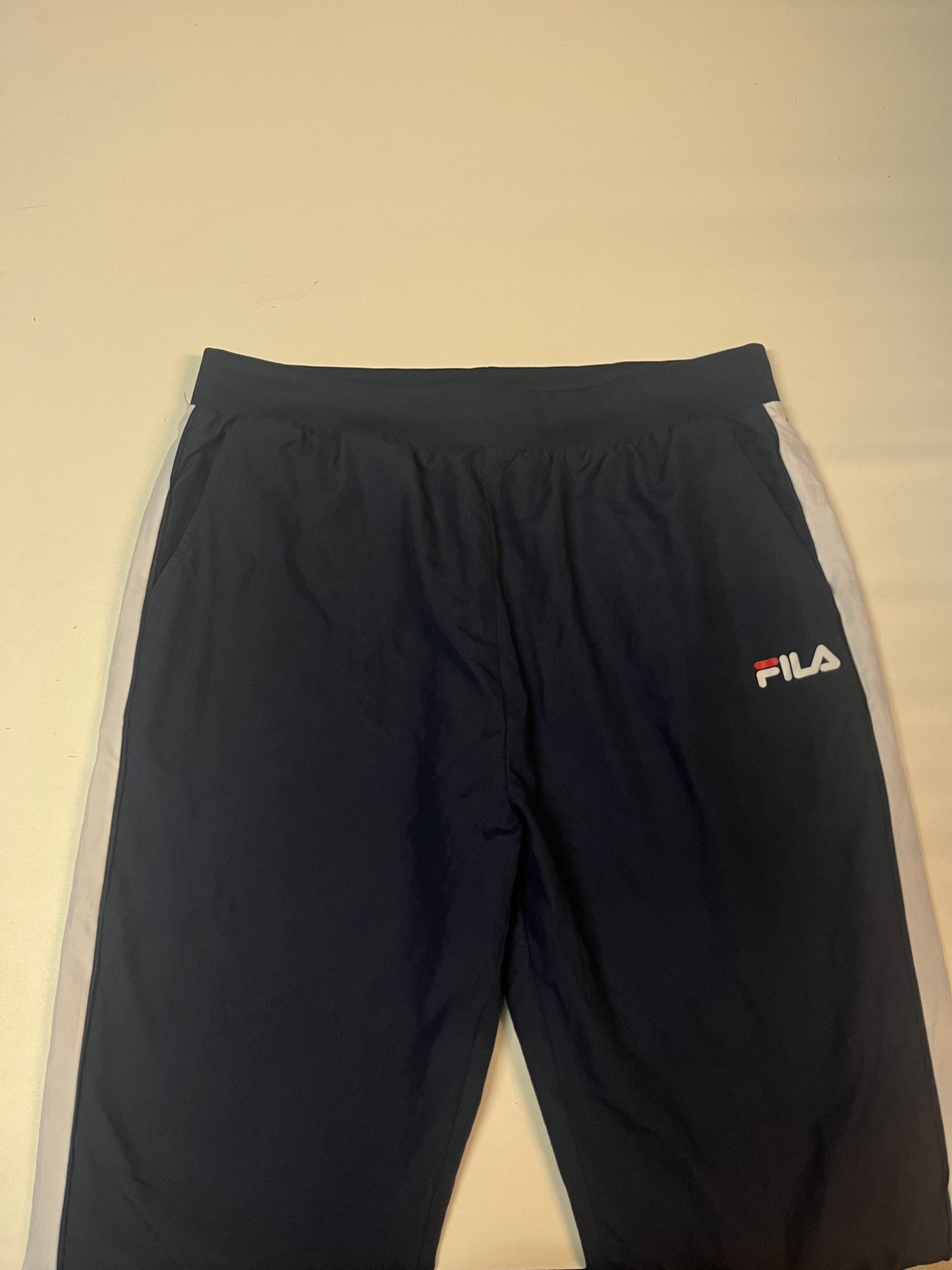 Entdecke unsere Vintage Track Pants von Nike und anderen Marken, erhältlich bei Valuxery.de - Dein Shop für trendige Vintage - Kleidung. Unsere Track Pants sind aus hochwertigen Materialien und