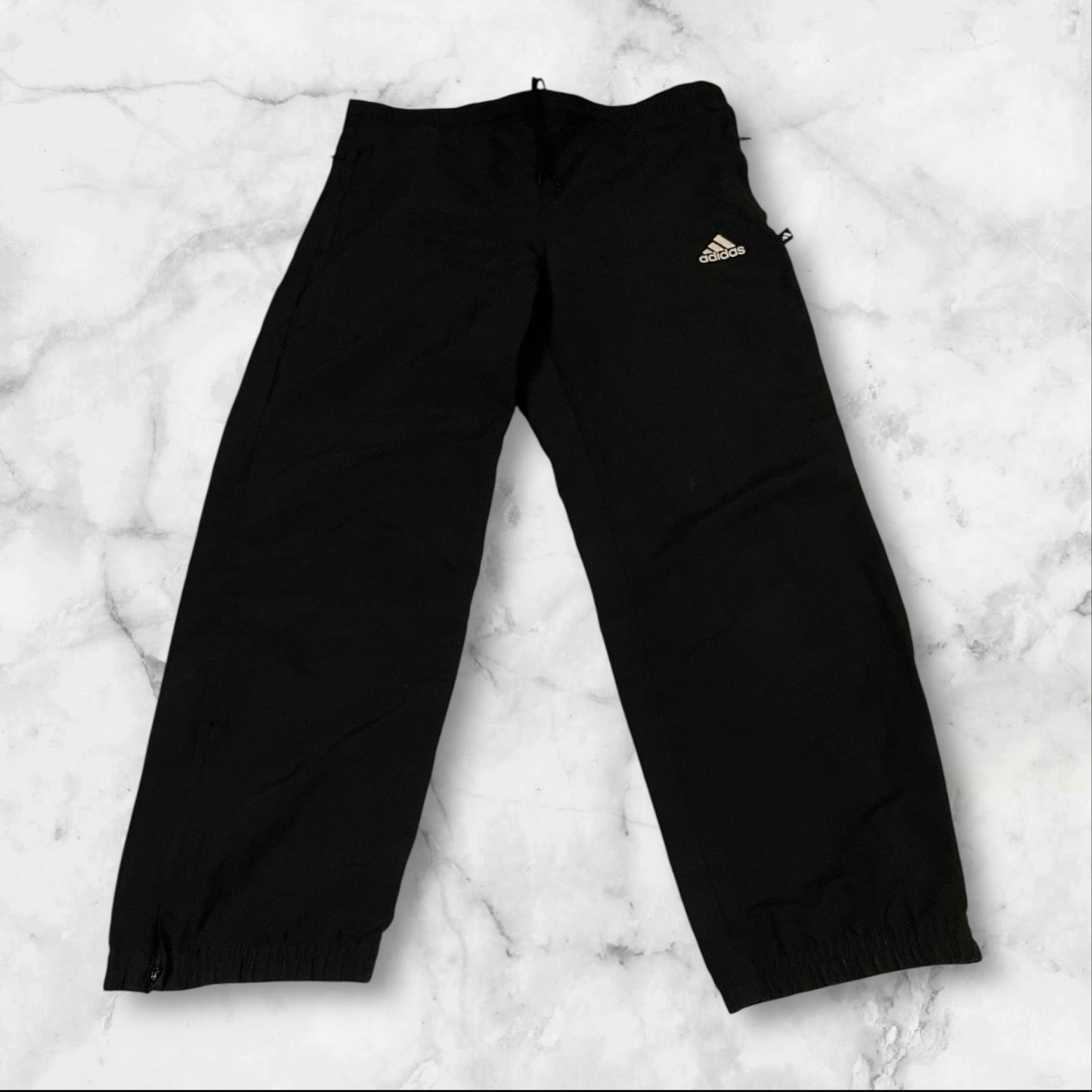 Entdecke unsere Vintage Track Pants von Nike und anderen Marken, erhältlich bei Valuxery.de - Dein Shop für trendige Vintage - Kleidung. Unsere Track Pants sind aus hochwertigen Materialien und