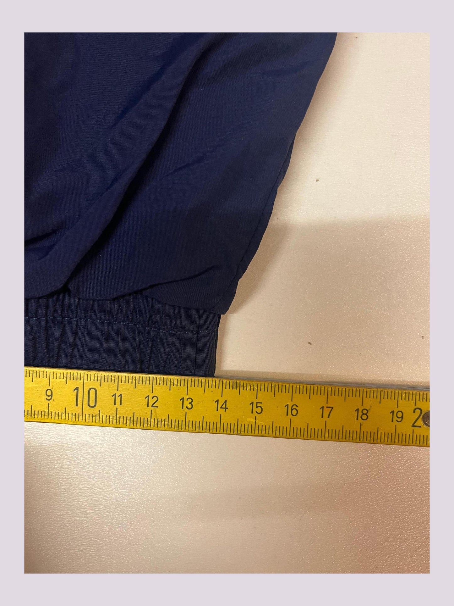 Entdecke unsere Vintage Track Pants von Nike und anderen Marken, erhältlich bei Valuxery.de - Dein Shop für trendige Vintage - Kleidung. Unsere Track Pants sind aus hochwertigen Materialien und