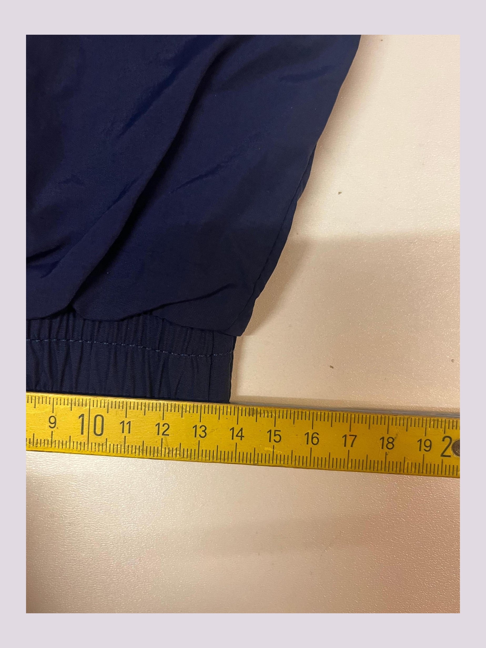 Entdecke unsere Vintage Track Pants von Nike und anderen Marken, erhältlich bei Valuxery.de - Dein Shop für trendige Vintage - Kleidung. Unsere Track Pants sind aus hochwertigen Materialien und