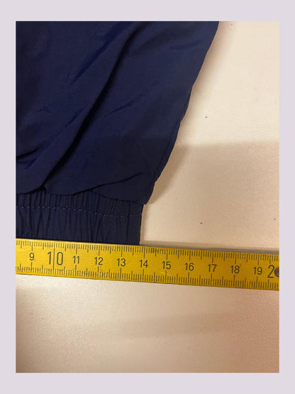 Entdecke unsere Vintage Track Pants von Nike und anderen Marken, erhältlich bei Valuxery.de - Dein Shop für trendige Vintage - Kleidung. Unsere Track Pants sind aus hochwertigen Materialien und