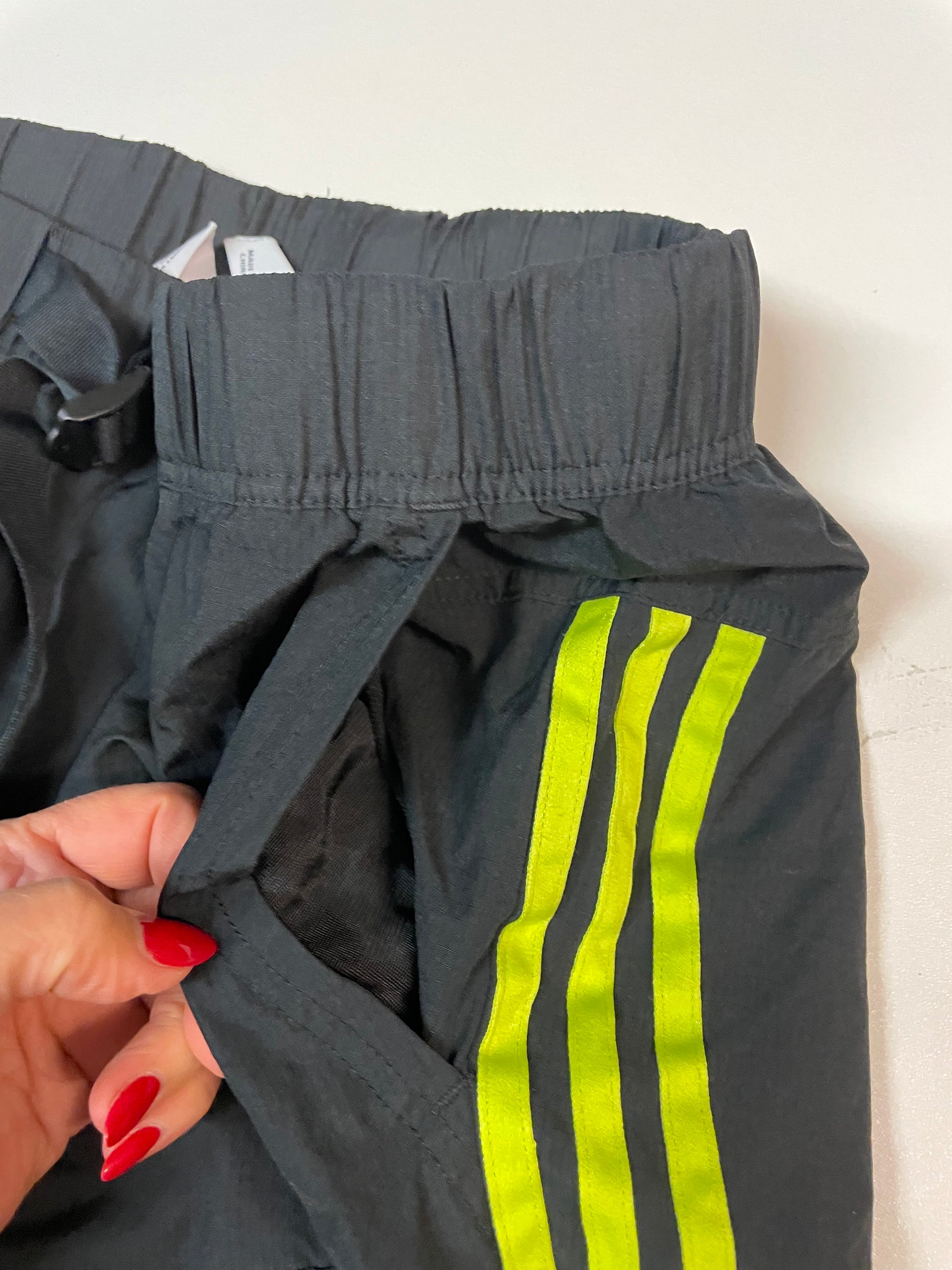 Entdecke unsere Vintage Track Pants von Nike und anderen Marken, erhältlich bei Valuxery.de - Dein Shop für trendige Vintage - Kleidung. Unsere Track Pants sind aus hochwertigen Materialien und