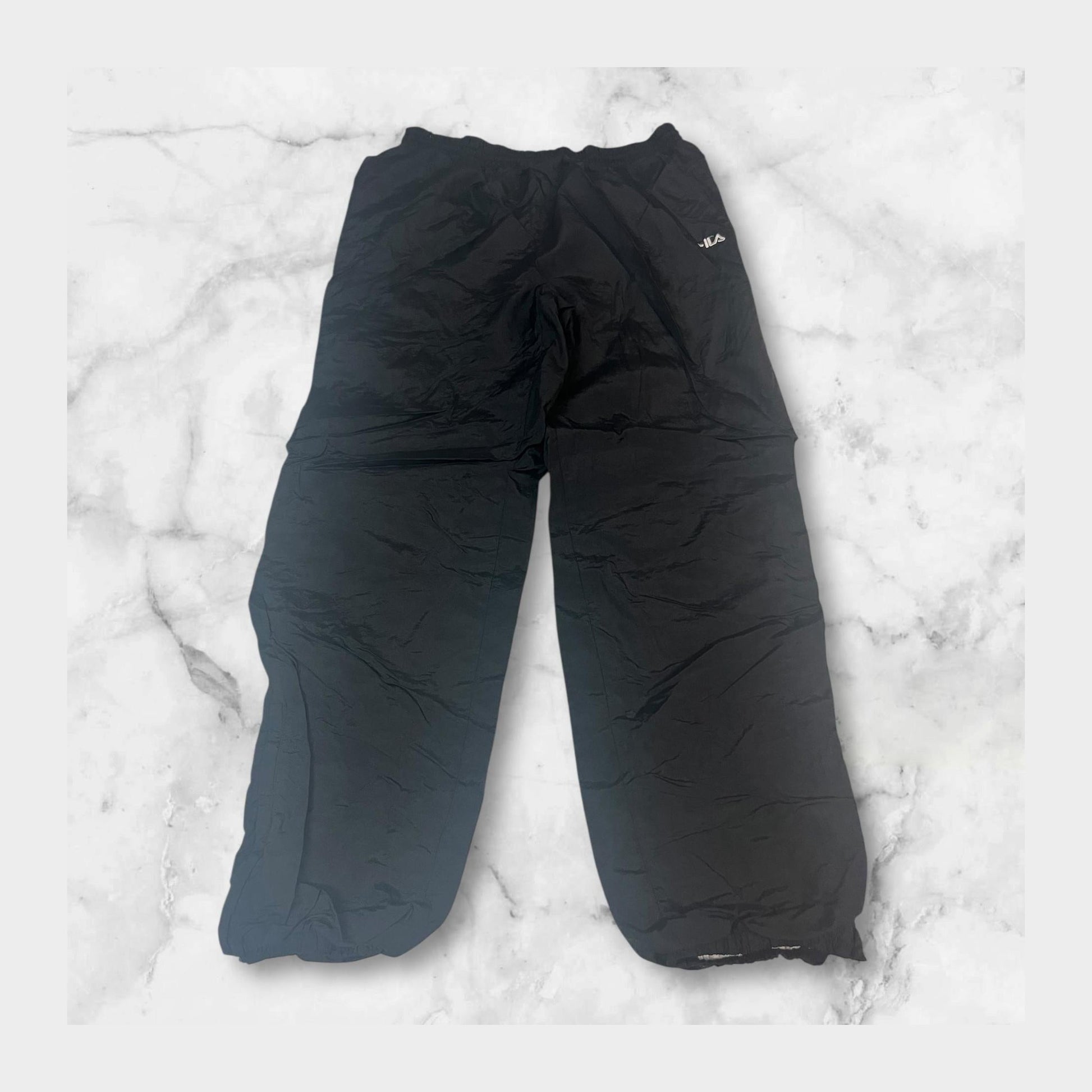 Entdecke unsere Vintage Track Pants von Nike und anderen Marken, erhältlich bei Valuxery.de - Dein Shop für trendige Vintage - Kleidung. Unsere Track Pants sind aus hochwertigen Materialien und