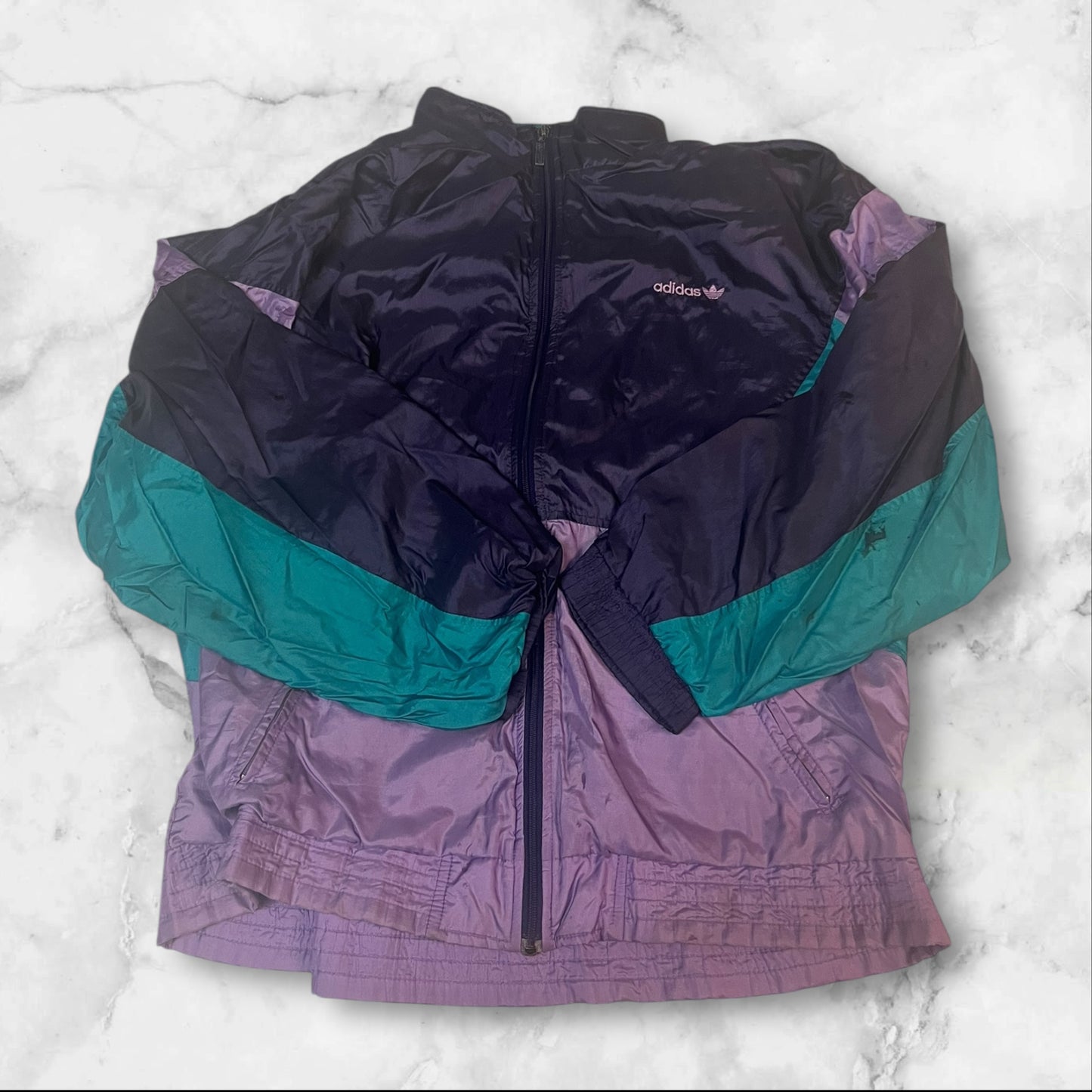 Entdecke unsere Vintage Track Pants von Nike und anderen Marken, erhältlich bei Valuxery.de - Dein Shop für trendige Vintage - Kleidung. Unsere Track Pants sind aus hochwertigen Materialien und