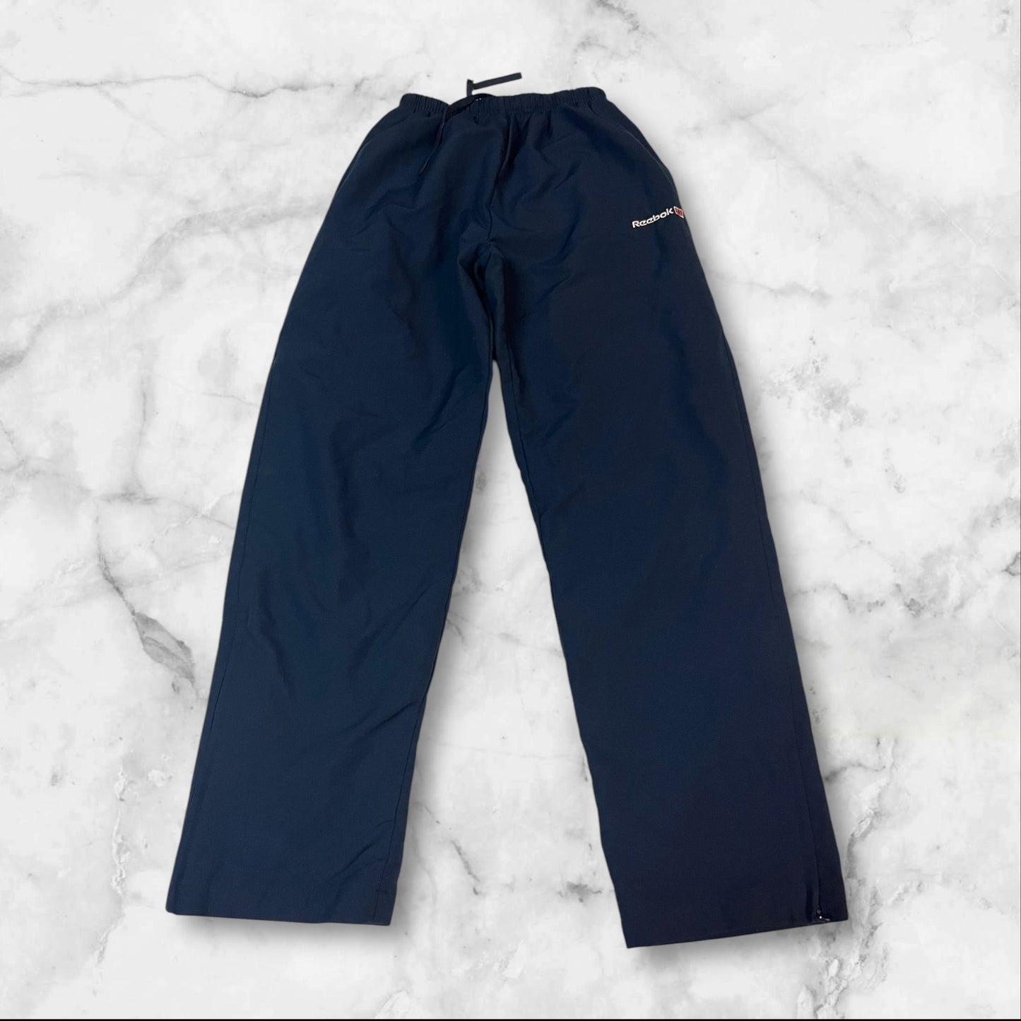 Entdecke unsere Vintage Track Pants von Nike und anderen Marken, erhältlich bei Valuxery.de - Dein Shop für trendige Vintage - Kleidung. Unsere Track Pants sind aus hochwertigen Materialien und