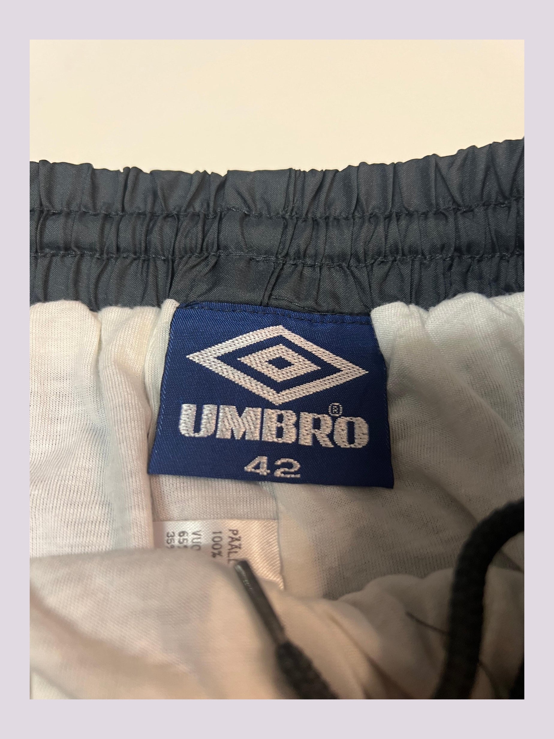 Entdecke unsere Vintage Track Pants von Nike und anderen Marken, erhältlich bei Valuxery.de - Dein Shop für trendige Vintage - Kleidung. Unsere Track Pants sind aus hochwertigen Materialien und