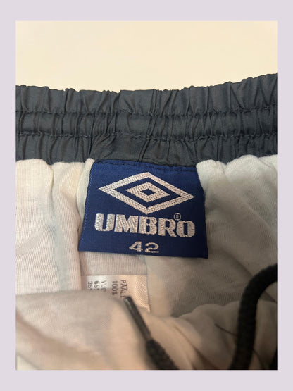 Entdecke unsere Vintage Track Pants von Nike und anderen Marken, erhältlich bei Valuxery.de - Dein Shop für trendige Vintage - Kleidung. Unsere Track Pants sind aus hochwertigen Materialien und