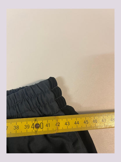 Entdecke unsere Vintage Track Pants von Nike und anderen Marken, erhältlich bei Valuxery.de - Dein Shop für trendige Vintage - Kleidung. Unsere Track Pants sind aus hochwertigen Materialien und