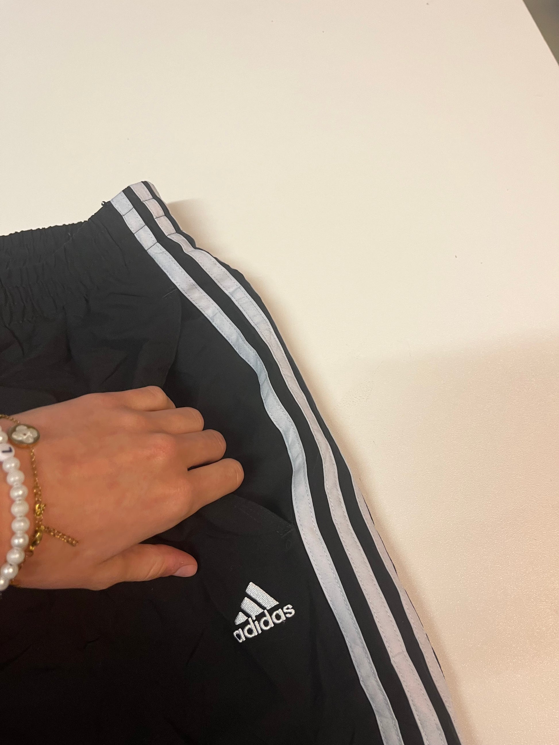 Entdecke unsere Vintage Track Pants von Nike und anderen Marken, erhältlich bei Valuxery.de - Dein Shop für trendige Vintage - Kleidung. Unsere Track Pants sind aus hochwertigen Materialien und