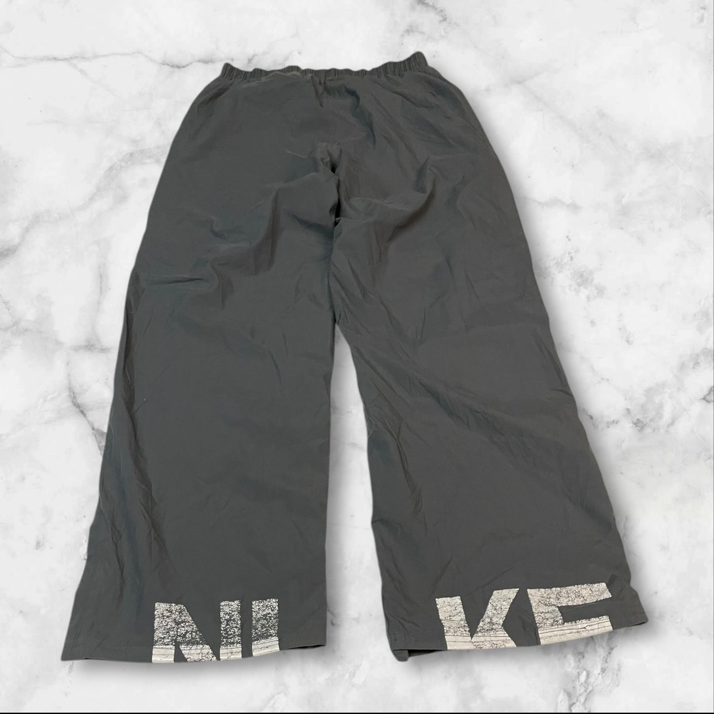 Entdecke unsere Vintage Track Pants von Nike und anderen Marken, erhältlich bei Valuxery.de - Dein Shop für trendige Vintage - Kleidung. Unsere Track Pants sind aus hochwertigen Materialien und
