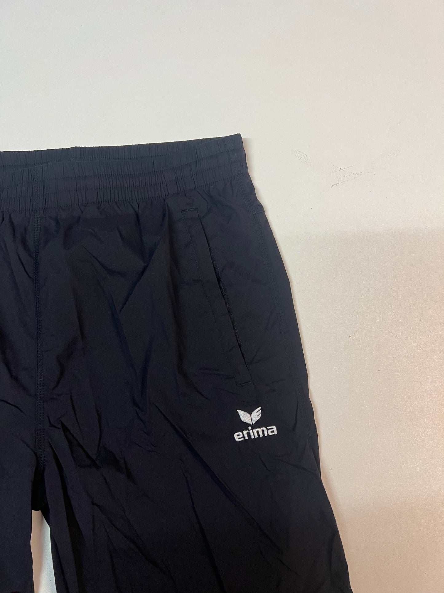 Entdecke unsere Vintage Track Pants von Nike und anderen Marken, erhältlich bei Valuxery.de - Dein Shop für trendige Vintage - Kleidung. Unsere Track Pants sind aus hochwertigen Materialien und