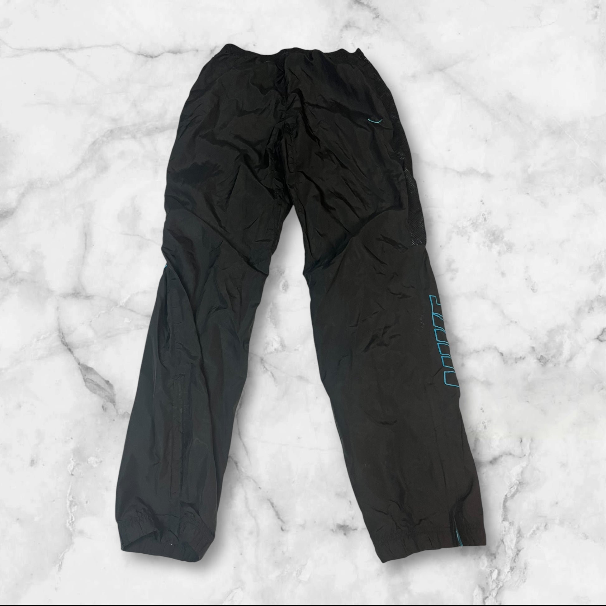 Entdecke unsere Vintage Track Pants von Nike und anderen Marken, erhältlich bei Valuxery.de - Dein Shop für trendige Vintage - Kleidung. Unsere Track Pants sind aus hochwertigen Materialien und