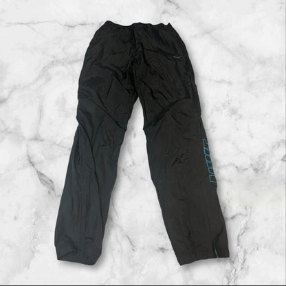 Entdecke unsere Vintage Track Pants von Nike und anderen Marken, erhältlich bei Valuxery.de - Dein Shop für trendige Vintage - Kleidung. Unsere Track Pants sind aus hochwertigen Materialien und