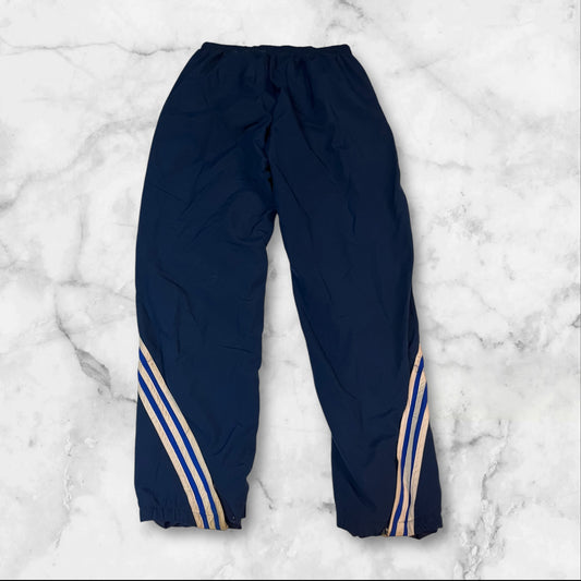 Entdecke unsere Vintage Track Pants von Nike und anderen Marken, erhältlich bei Valuxery.de - Dein Shop für trendige Vintage - Kleidung. Unsere Track Pants sind aus hochwertigen Materialien und