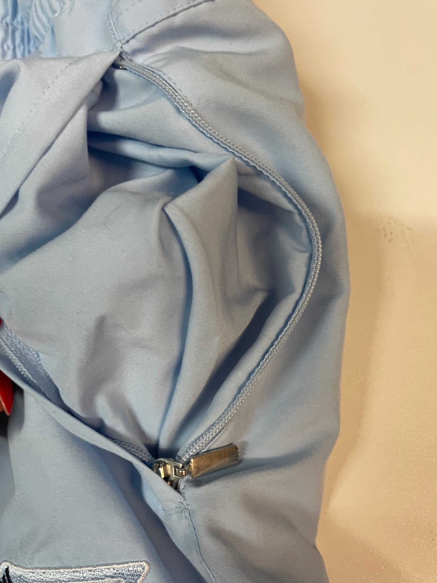 Entdecke unsere Vintage Track Pants von Nike und anderen Marken, erhältlich bei Valuxery.de - Dein Shop für trendige Vintage - Kleidung. Unsere Track Pants sind aus hochwertigen Materialien und