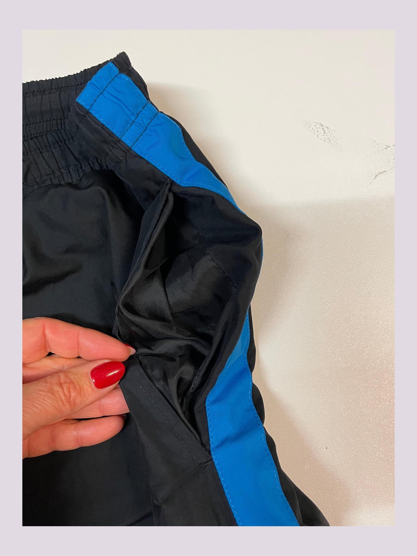 Entdecke unsere Vintage Track Pants von Nike und anderen Marken, erhältlich bei Valuxery.de - Dein Shop für trendige Vintage - Kleidung. Unsere Track Pants sind aus hochwertigen Materialien und