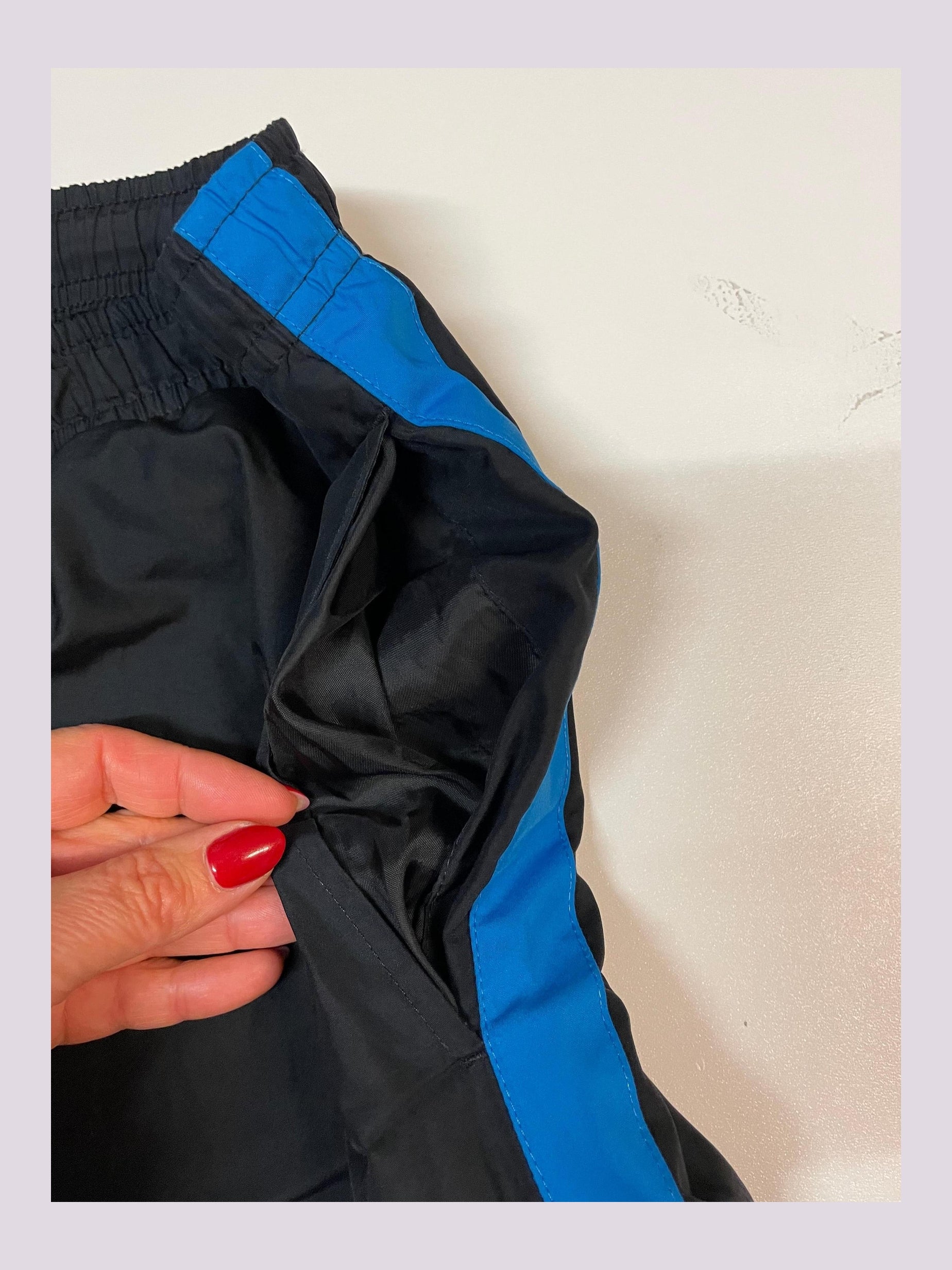 Entdecke unsere Vintage Track Pants von Nike und anderen Marken, erhältlich bei Valuxery.de - Dein Shop für trendige Vintage - Kleidung. Unsere Track Pants sind aus hochwertigen Materialien und