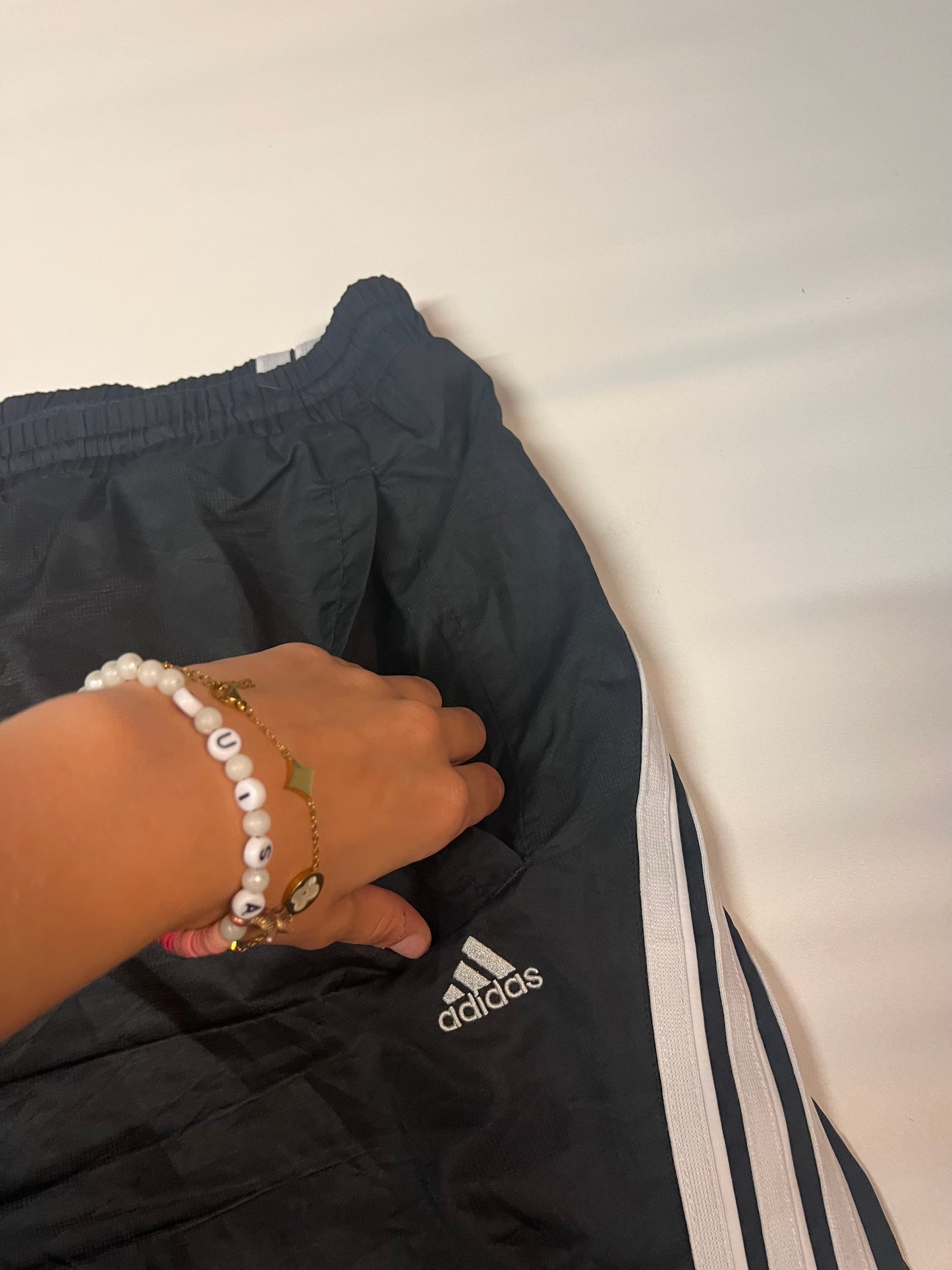 Entdecke unsere Vintage Track Pants von Nike und anderen Marken, erhältlich bei Valuxery.de - Dein Shop für trendige Vintage - Kleidung. Unsere Track Pants sind aus hochwertigen Materialien und