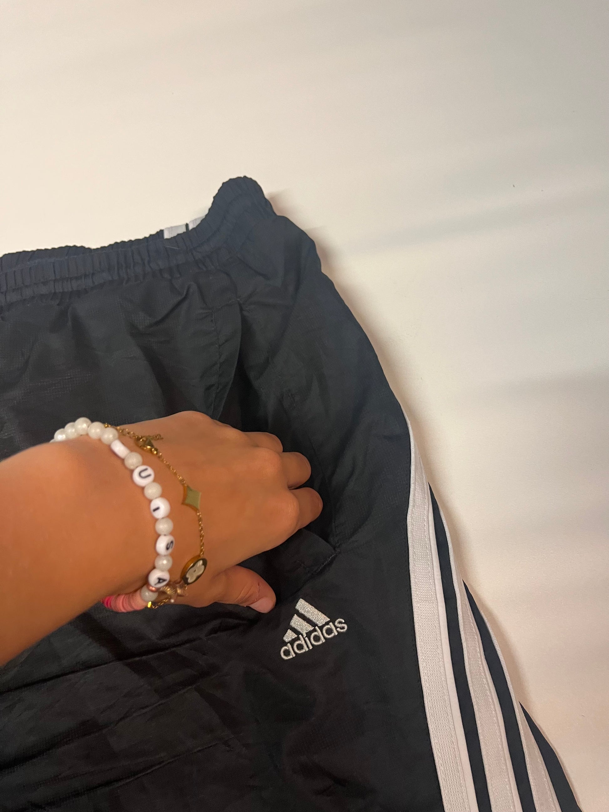 Entdecke unsere Vintage Track Pants von Nike und anderen Marken, erhältlich bei Valuxery.de - Dein Shop für trendige Vintage - Kleidung. Unsere Track Pants sind aus hochwertigen Materialien und