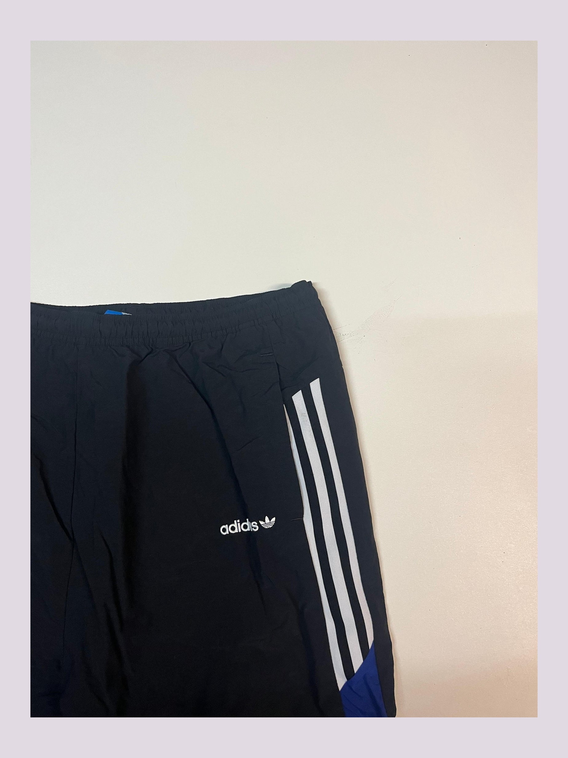 Entdecke unsere Vintage Track Pants von Nike und anderen Marken, erhältlich bei Valuxery.de - Dein Shop für trendige Vintage - Kleidung. Unsere Track Pants sind aus hochwertigen Materialien und