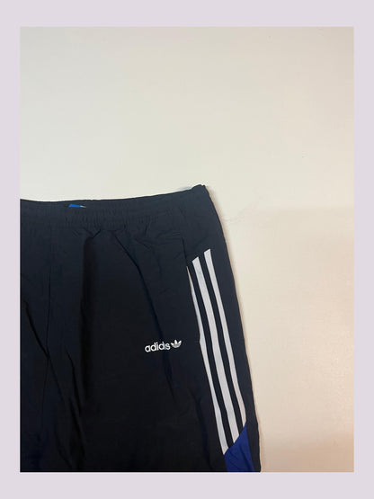 Entdecke unsere Vintage Track Pants von Nike und anderen Marken, erhältlich bei Valuxery.de - Dein Shop für trendige Vintage - Kleidung. Unsere Track Pants sind aus hochwertigen Materialien und
