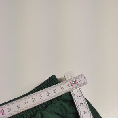 Entdecke unsere Vintage Track Pants von Nike und anderen Marken, erhältlich bei Valuxery.de - Dein Shop für trendige Vintage - Kleidung. Unsere Track Pants sind aus hochwertigen Materialien und